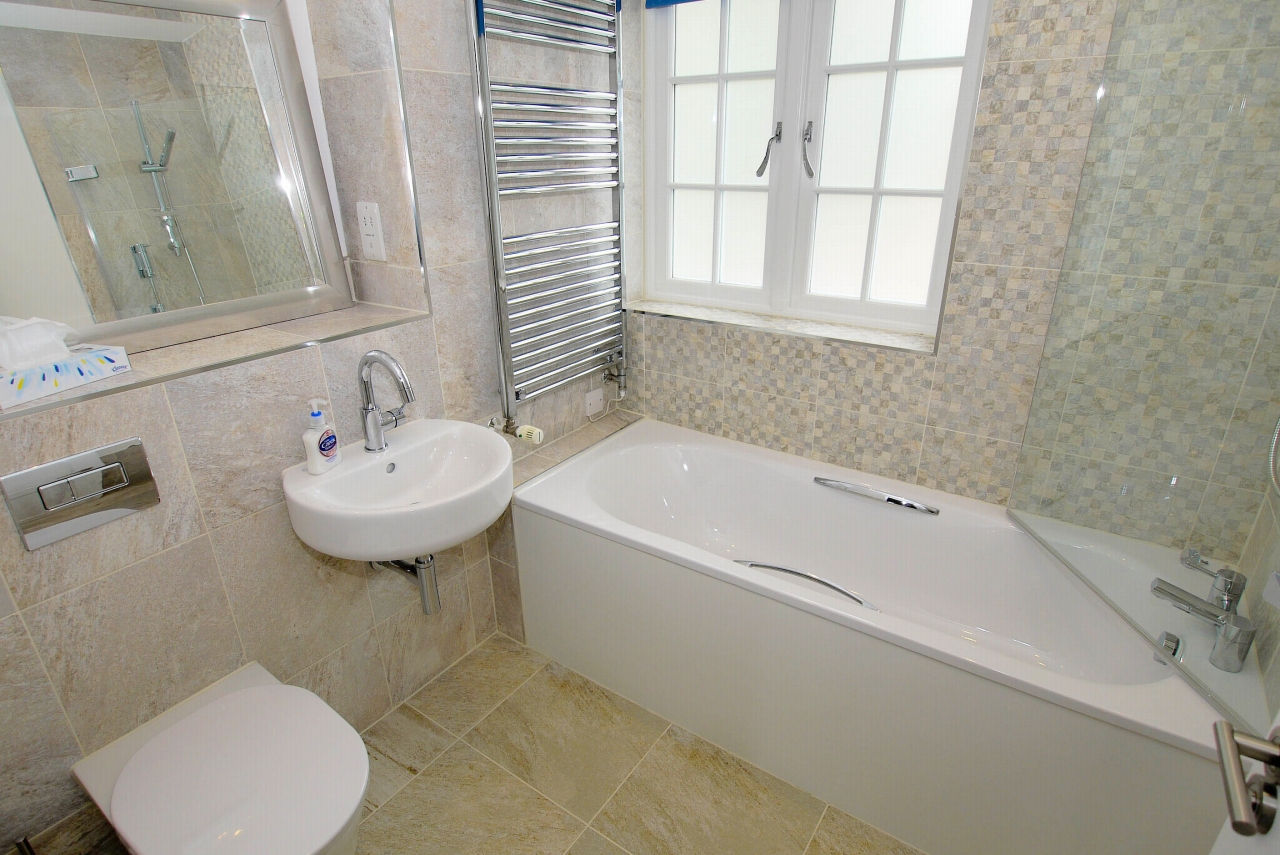 3 bedroom mid terraced house Sold in Tonbridge - Photograph 6