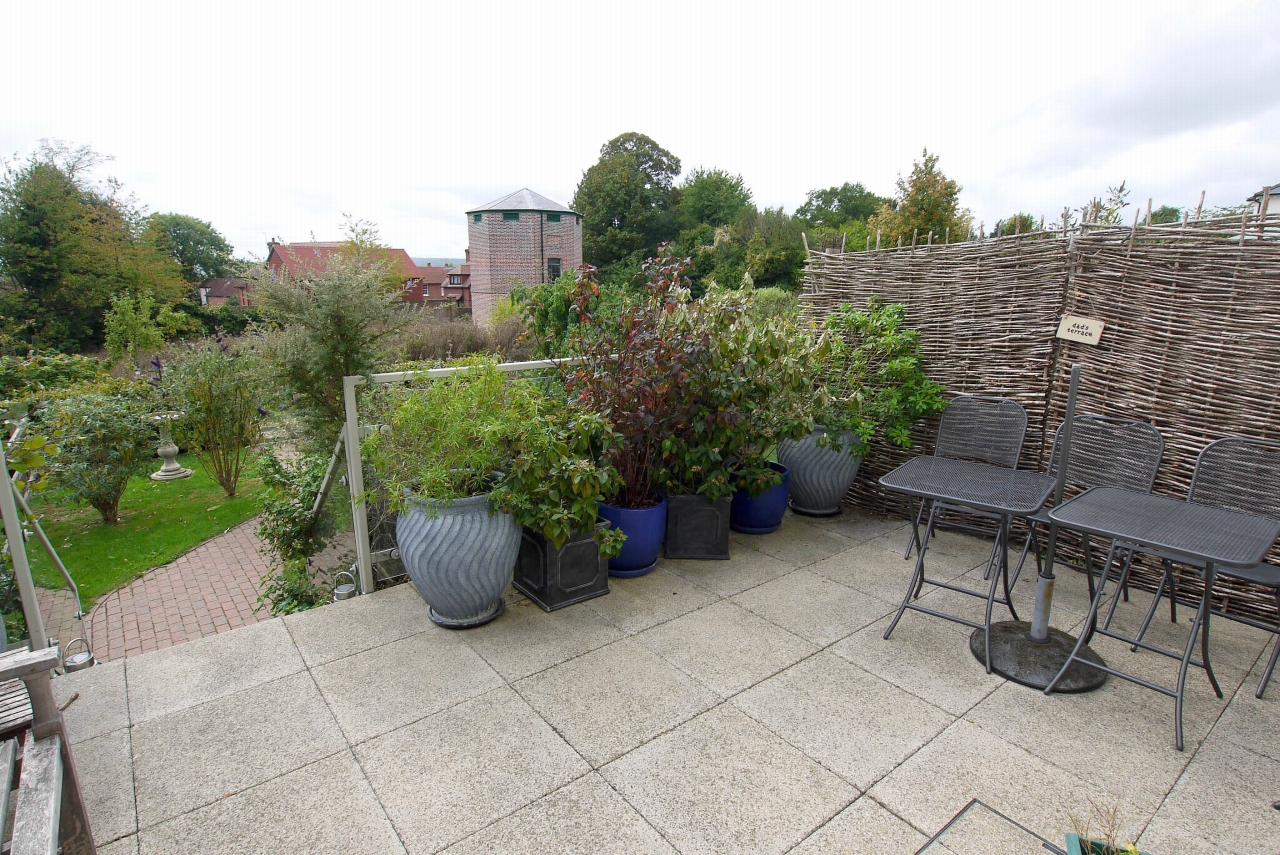 3 bedroom mid terraced house Sold in Tonbridge - Photograph 8