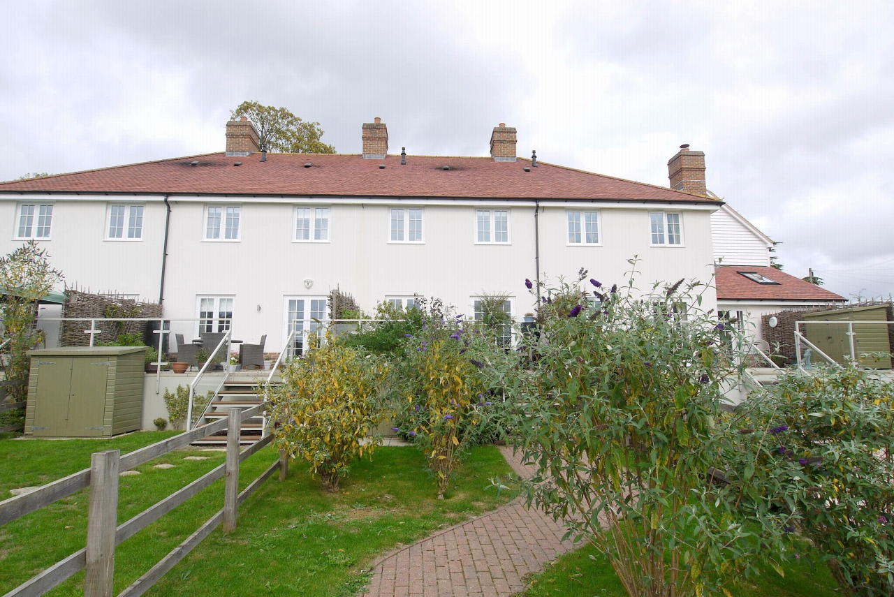 3 bedroom mid terraced house Sold in Tonbridge - Photograph 10