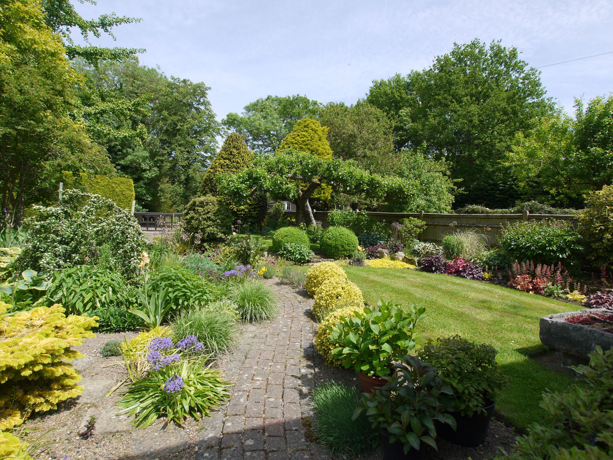 3 bedroom semi-detached house Sold in Tonbridge - Photograph 2
