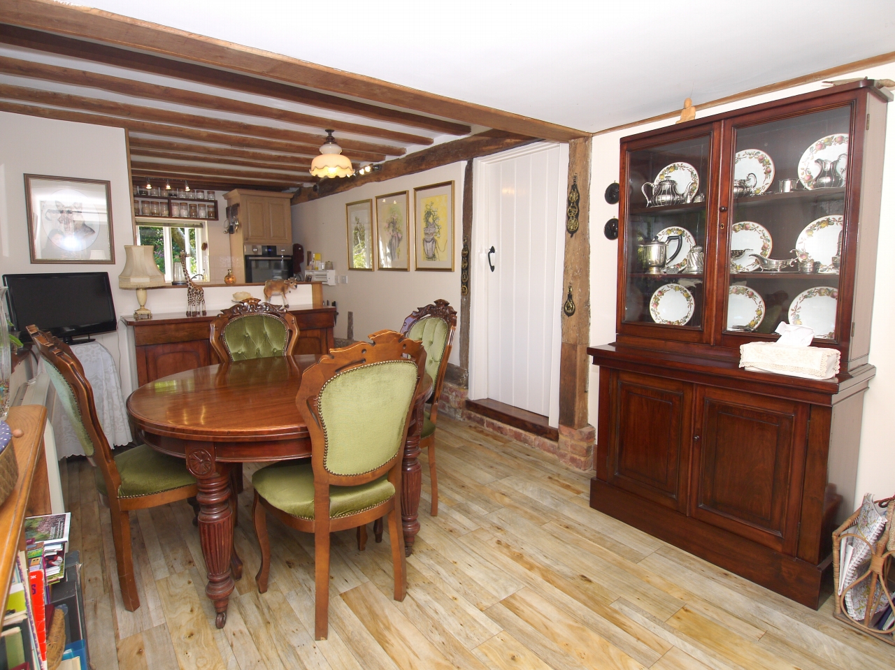 3 bedroom semi-detached house Sold in Tonbridge - Photograph 4