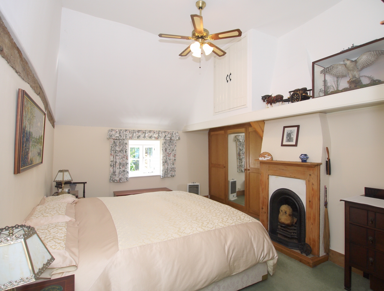 3 bedroom semi-detached house Sold in Tonbridge - Photograph 6