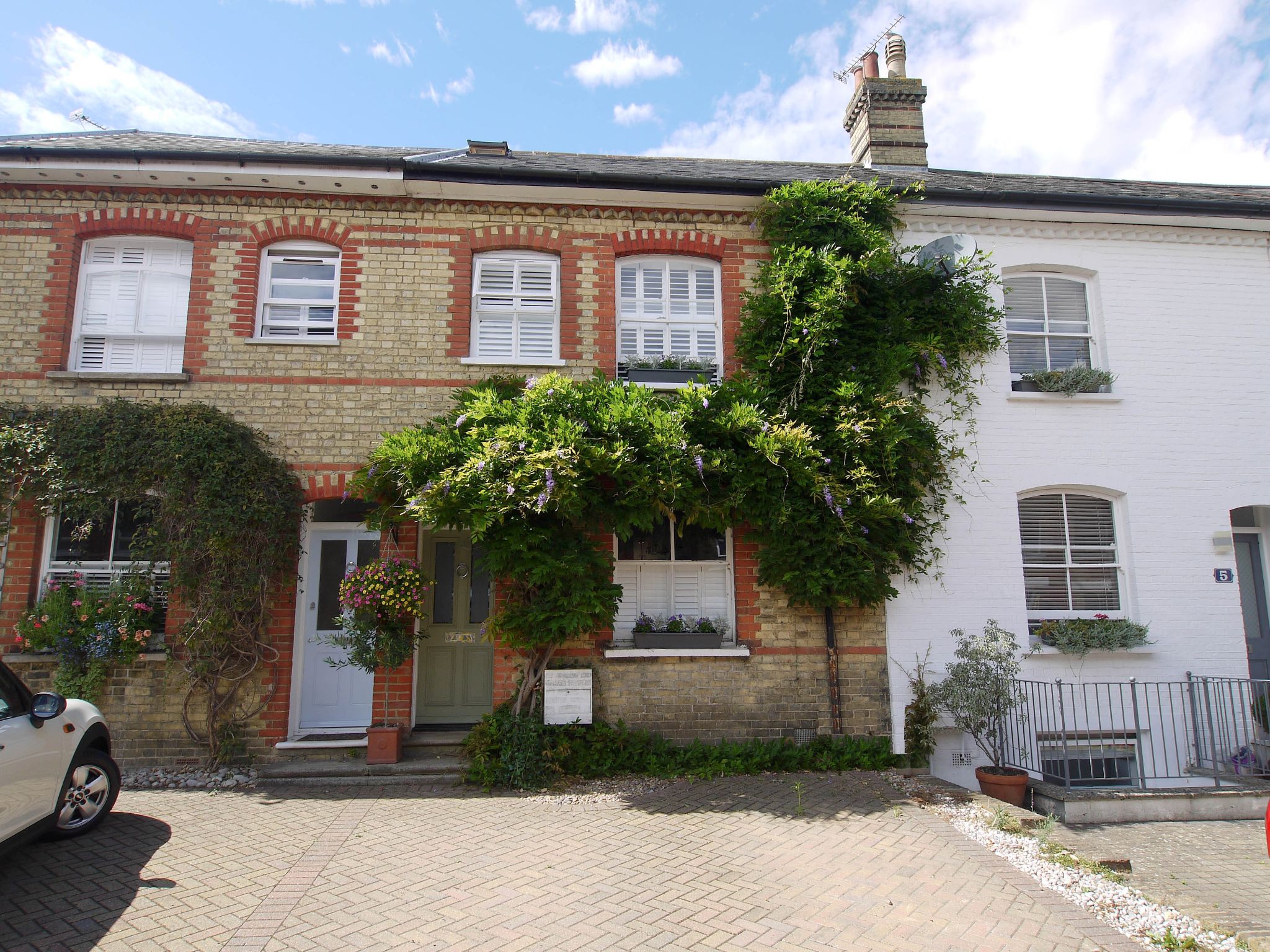 3 bedroom mid terraced house Sold in Sevenoaks - Photograph 1