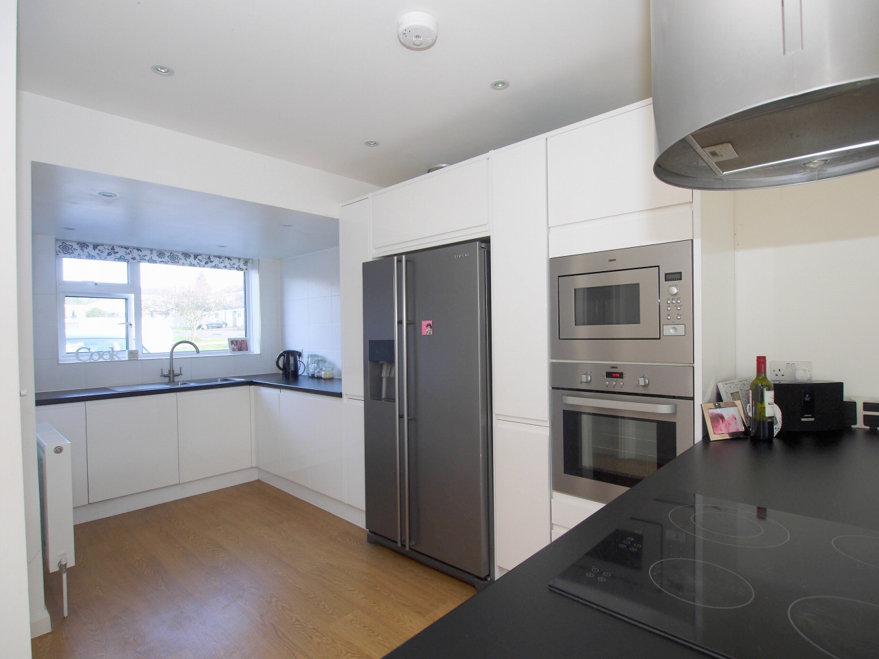 3 bedroom mid terraced house Sold in Sevenoaks - Photograph 3