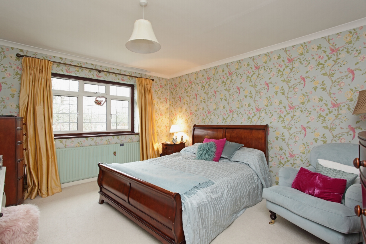 5 bedroom detached house Sold in Sevenoaks - Photograph 8