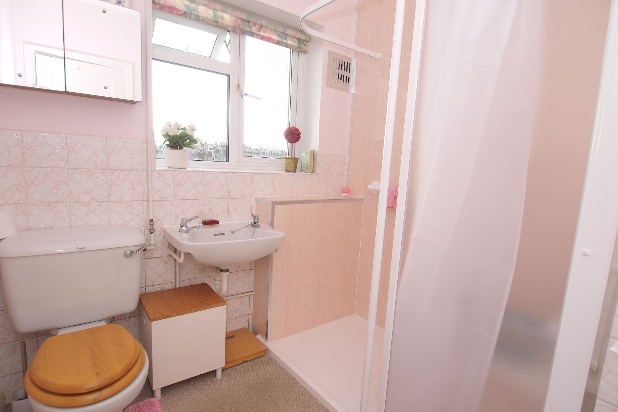 3 bedroom detached bungalow Sold in Sevenoaks - Photograph 9