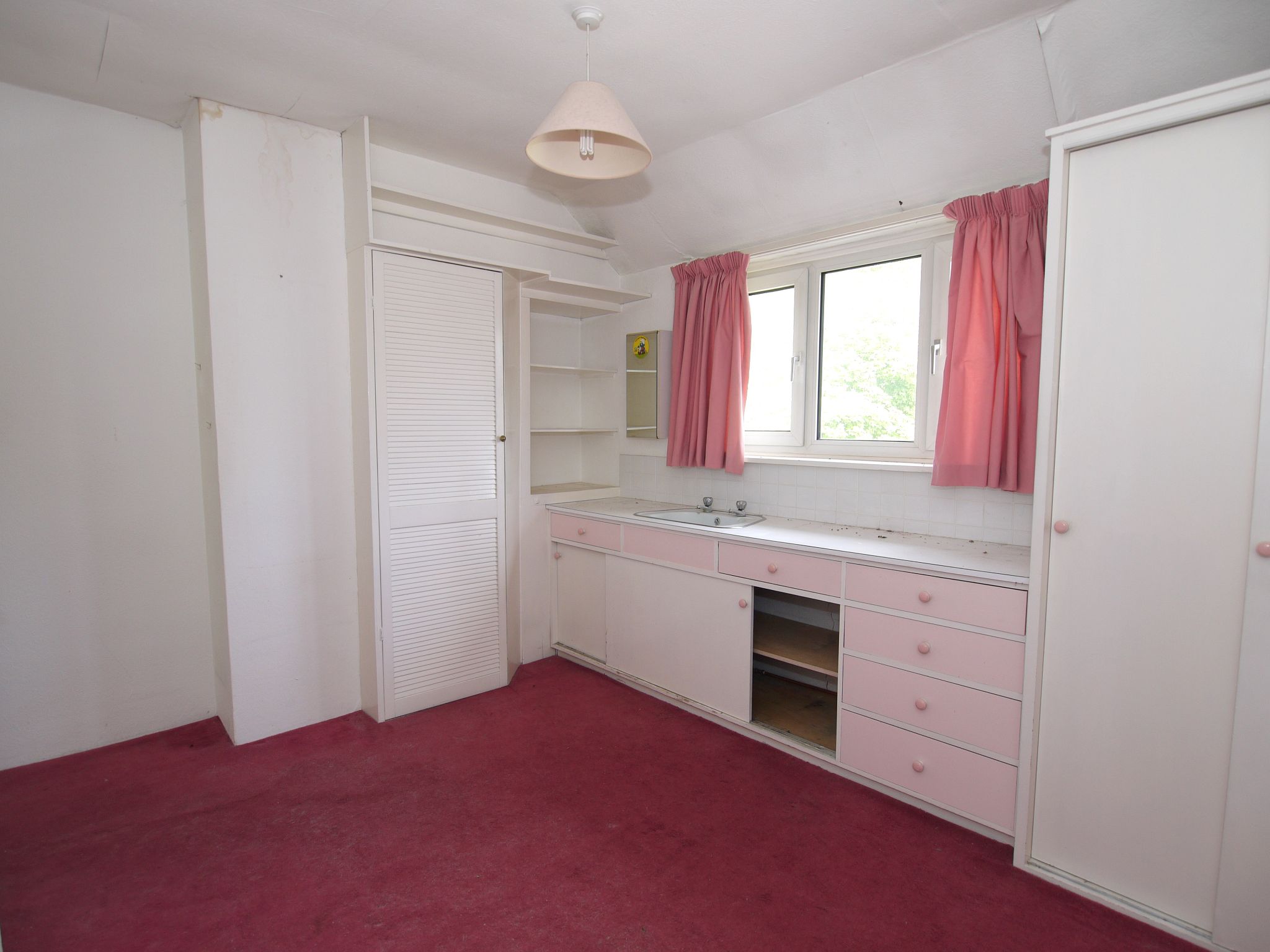 2 bedroom end terraced house Sold in Sevenoaks - Photograph 6