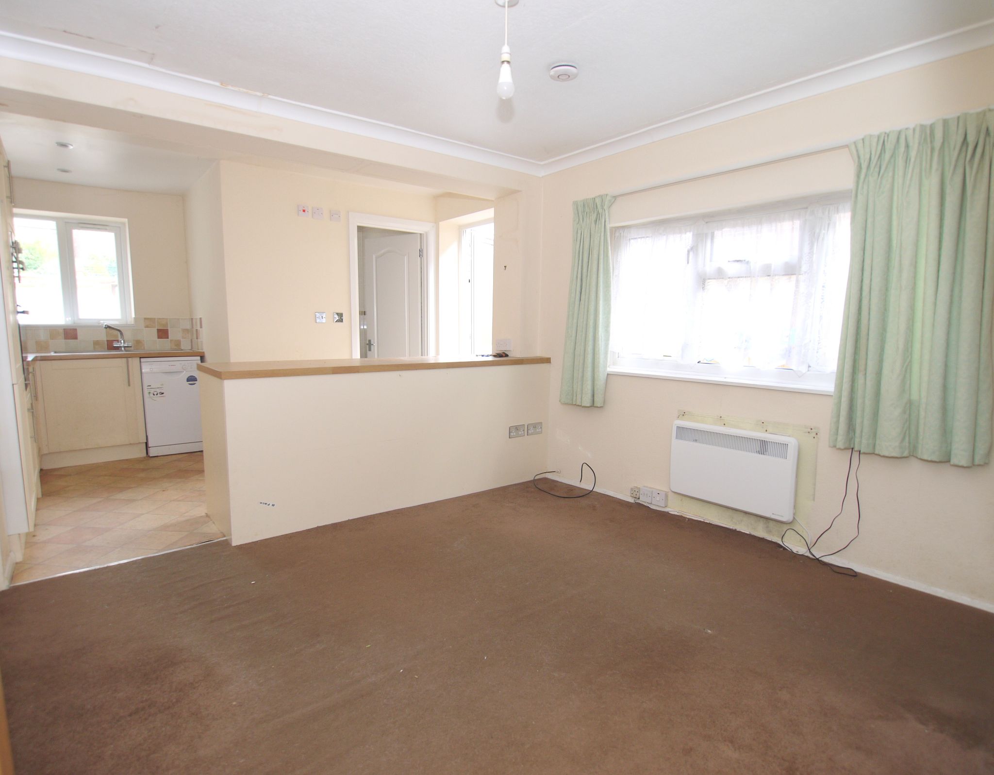 2 bedroom end terraced house Sold in Sevenoaks - Photograph 2