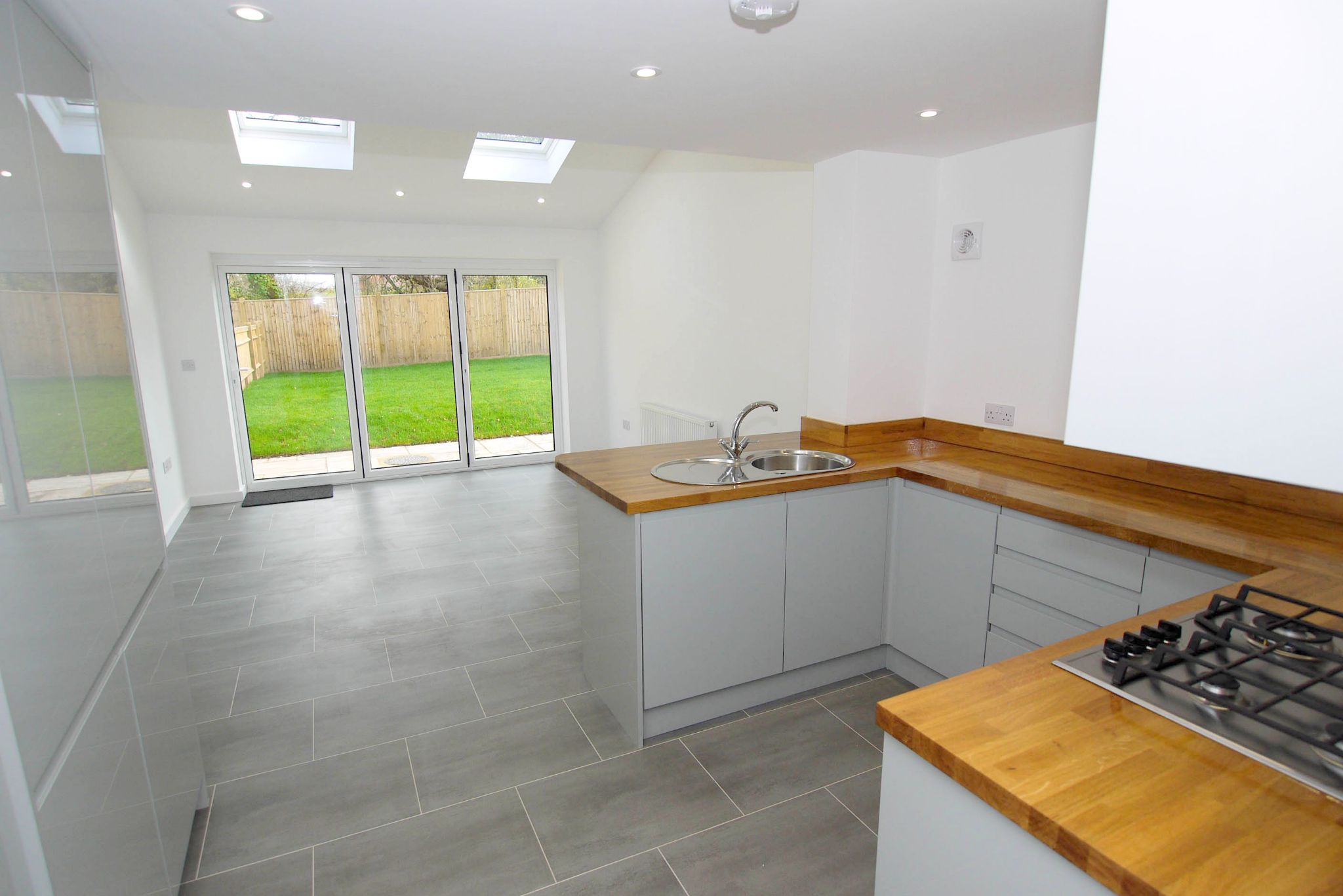 2 bedroom end terraced house Sold in Tonbridge - Photograph 2