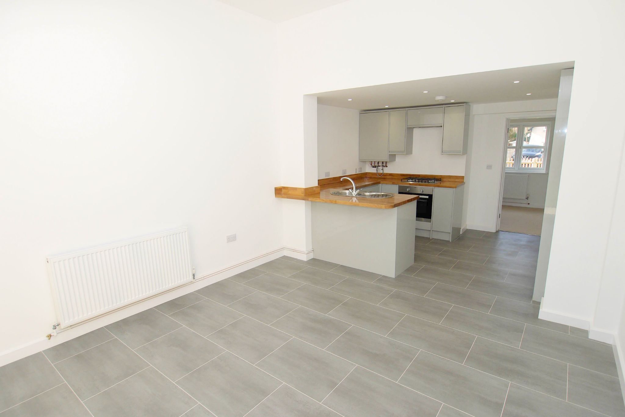 2 bedroom end terraced house Sold in Tonbridge - Photograph 4