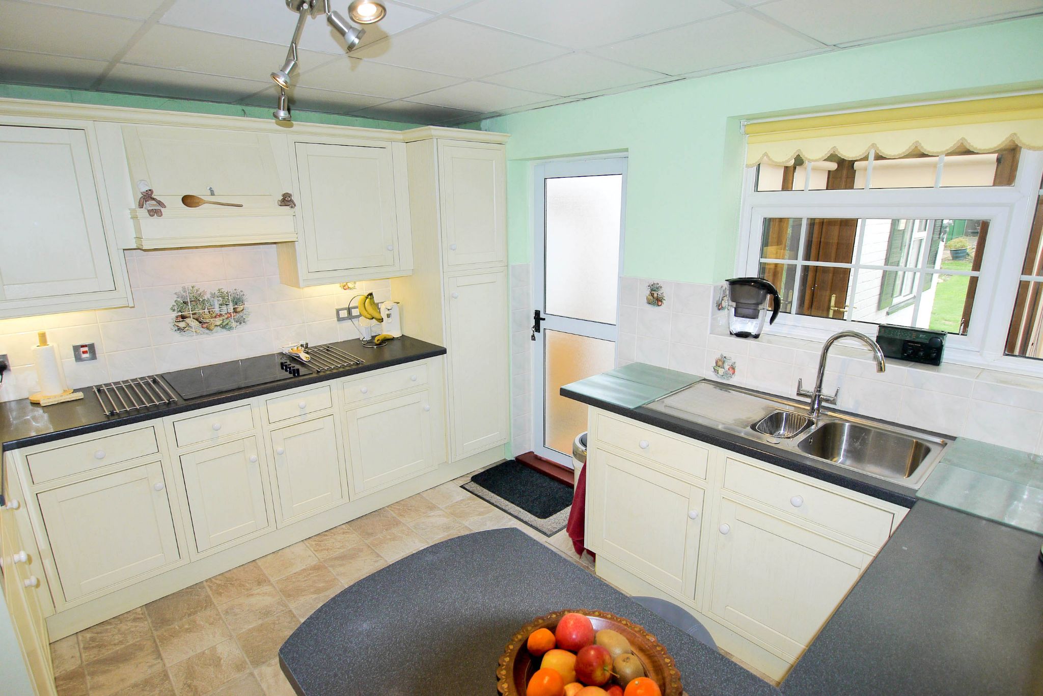 3 bedroom mid terraced house Sold in Sevenoaks - Photograph 5