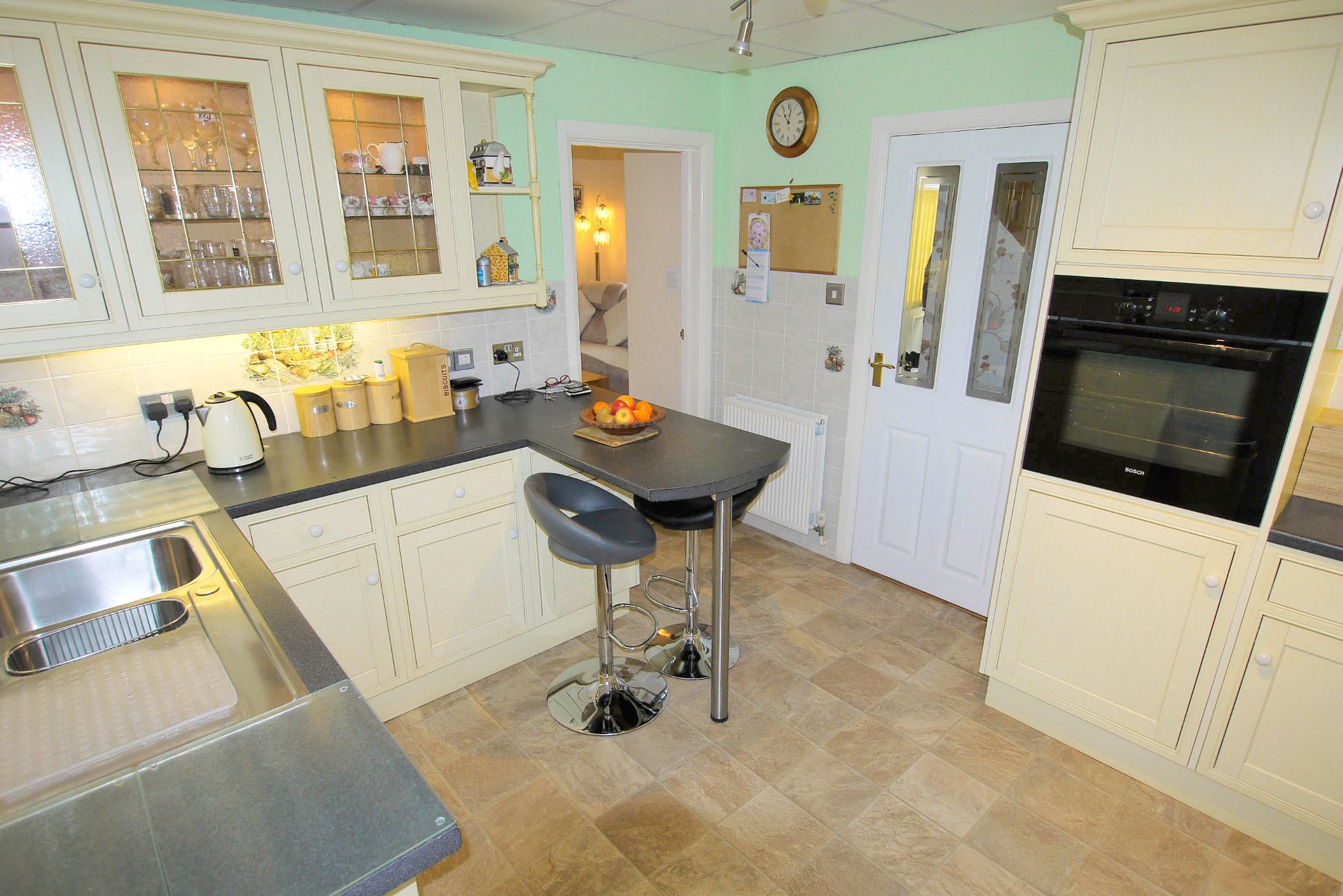 3 bedroom mid terraced house Sold in Sevenoaks - Photograph 4