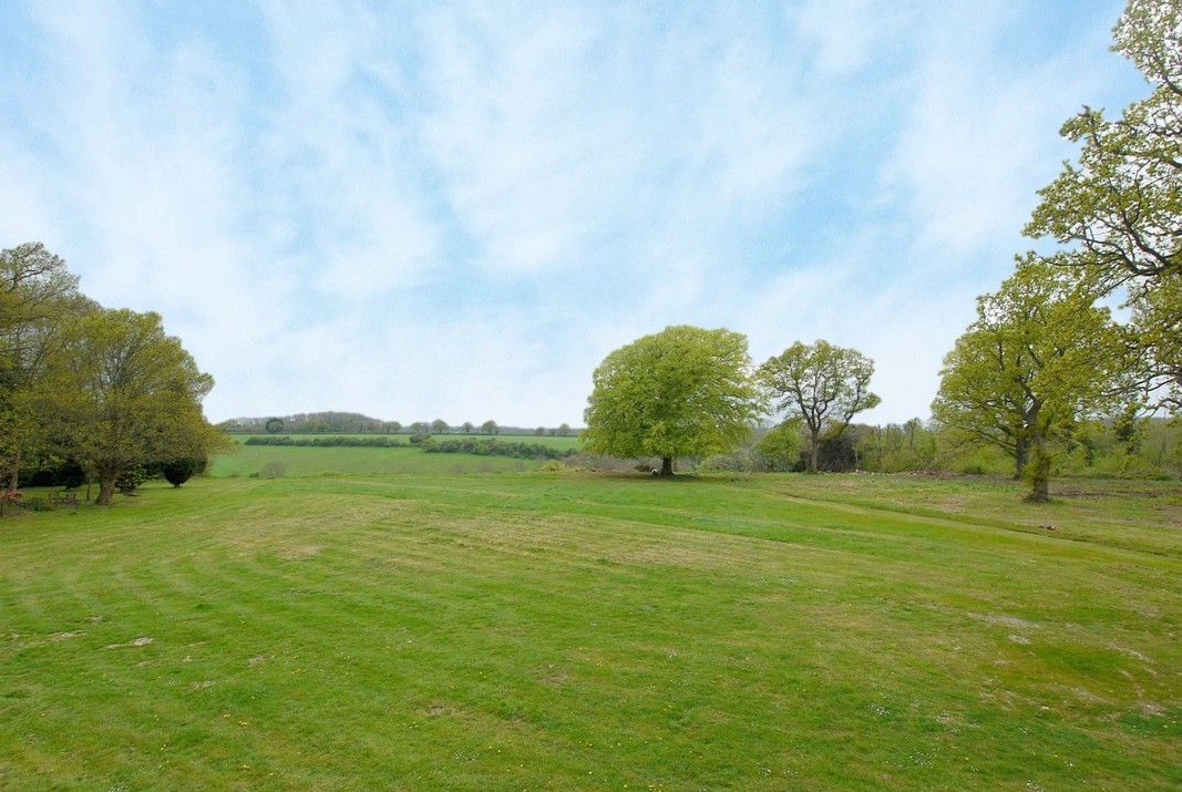 6 bedroom detached house For Sale in Otford Hills - Photograph 12