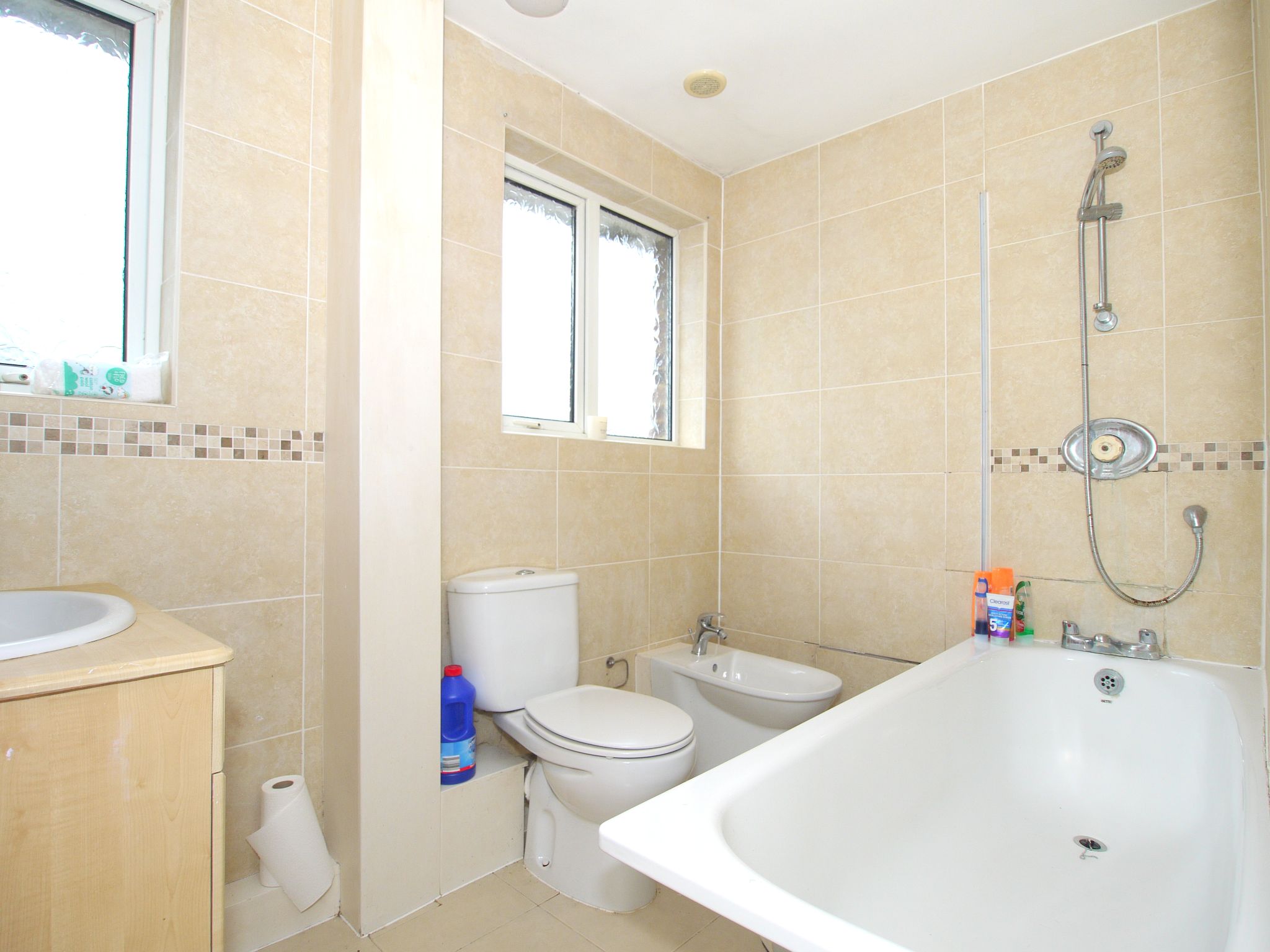 3 bedroom semi-detached house Sold in Sevenoaks - Photograph 4
