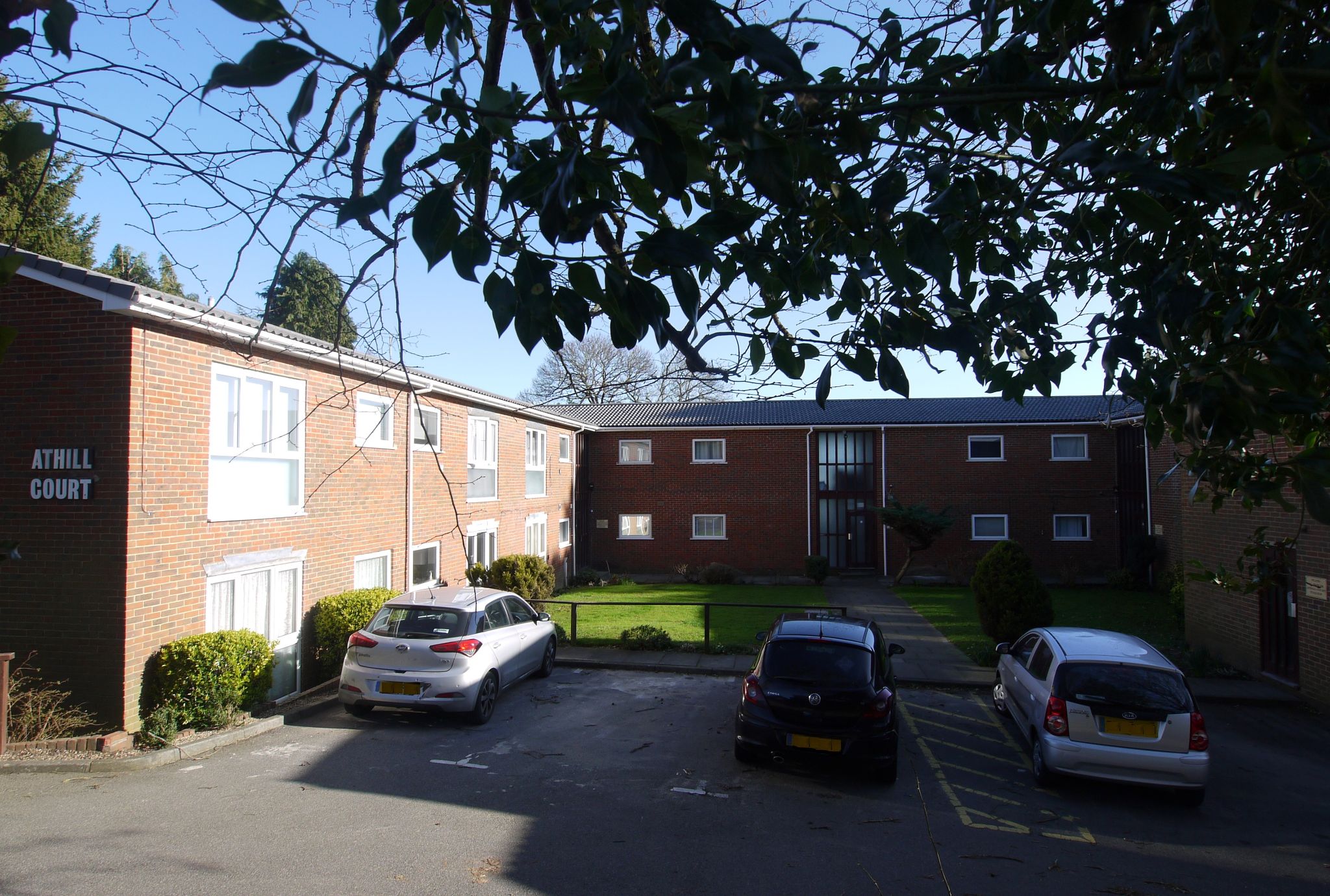 1 bedroom apartment Sold in Sevenoaks - Photograph 1