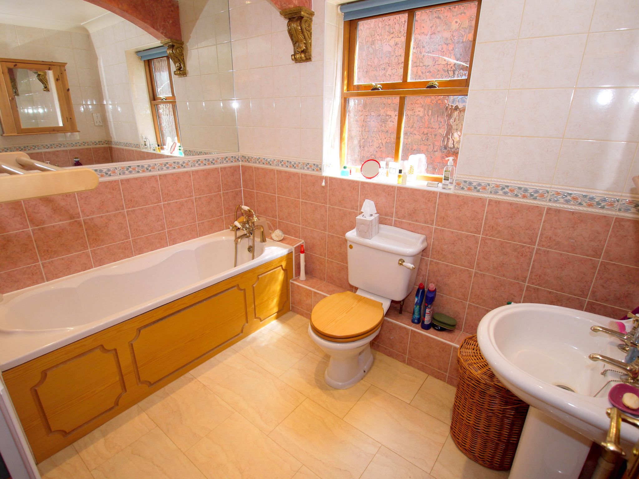 5 bedroom detached house Sold in Tonbridge - Photograph 8