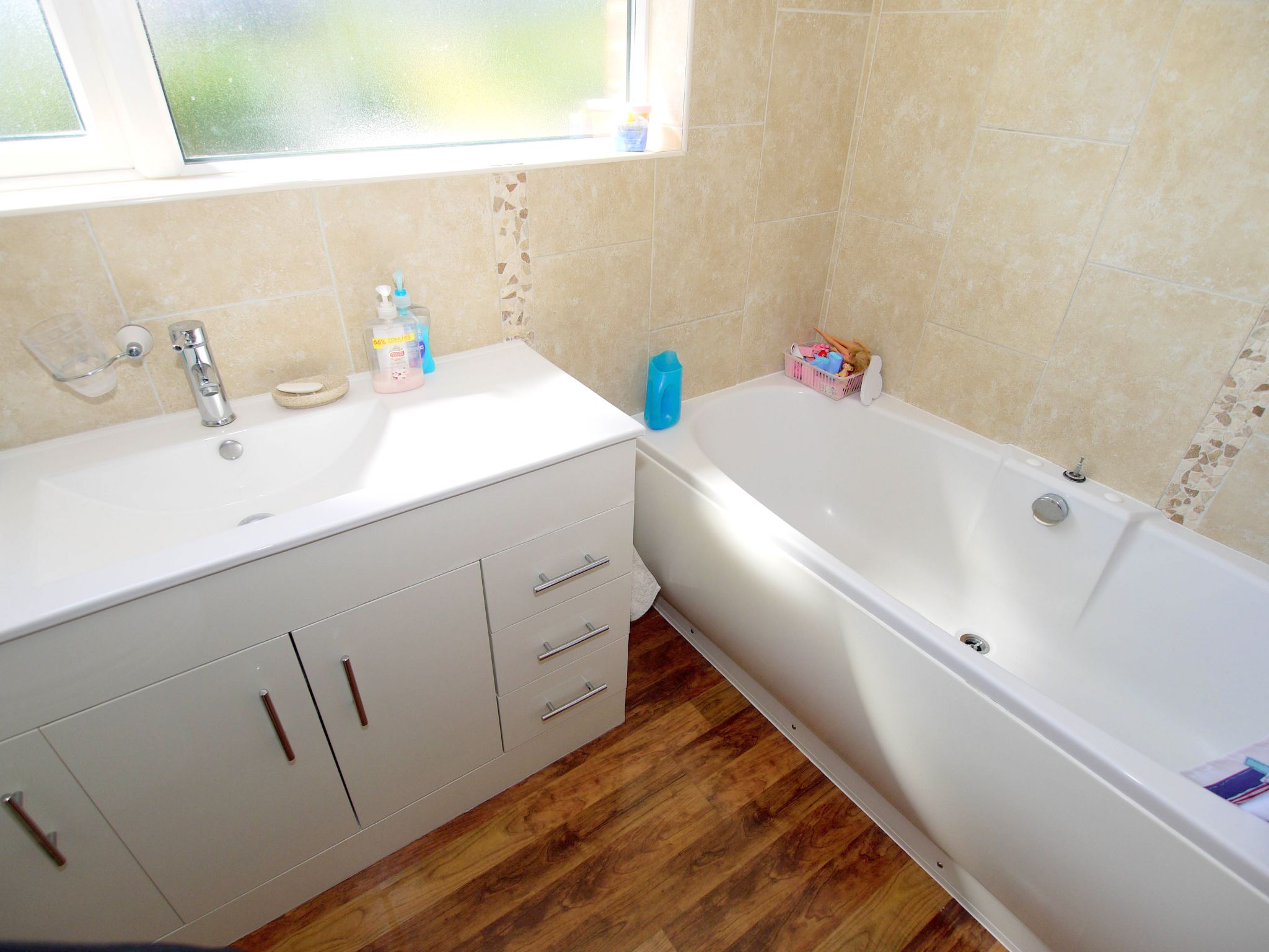 3 bedroom semi-detached house Sold in Sevenoaks - Photograph 9