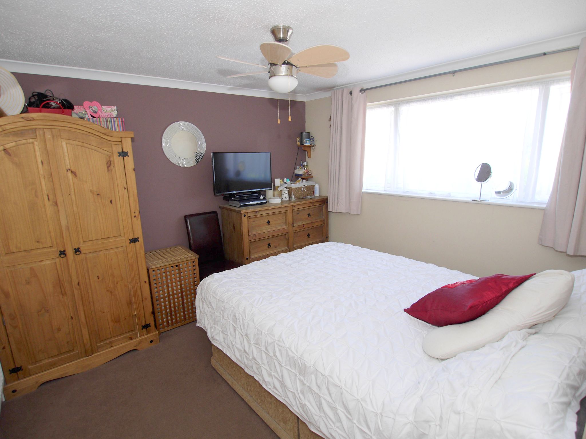 3 bedroom semi-detached house Sold in Sevenoaks - Photograph 5