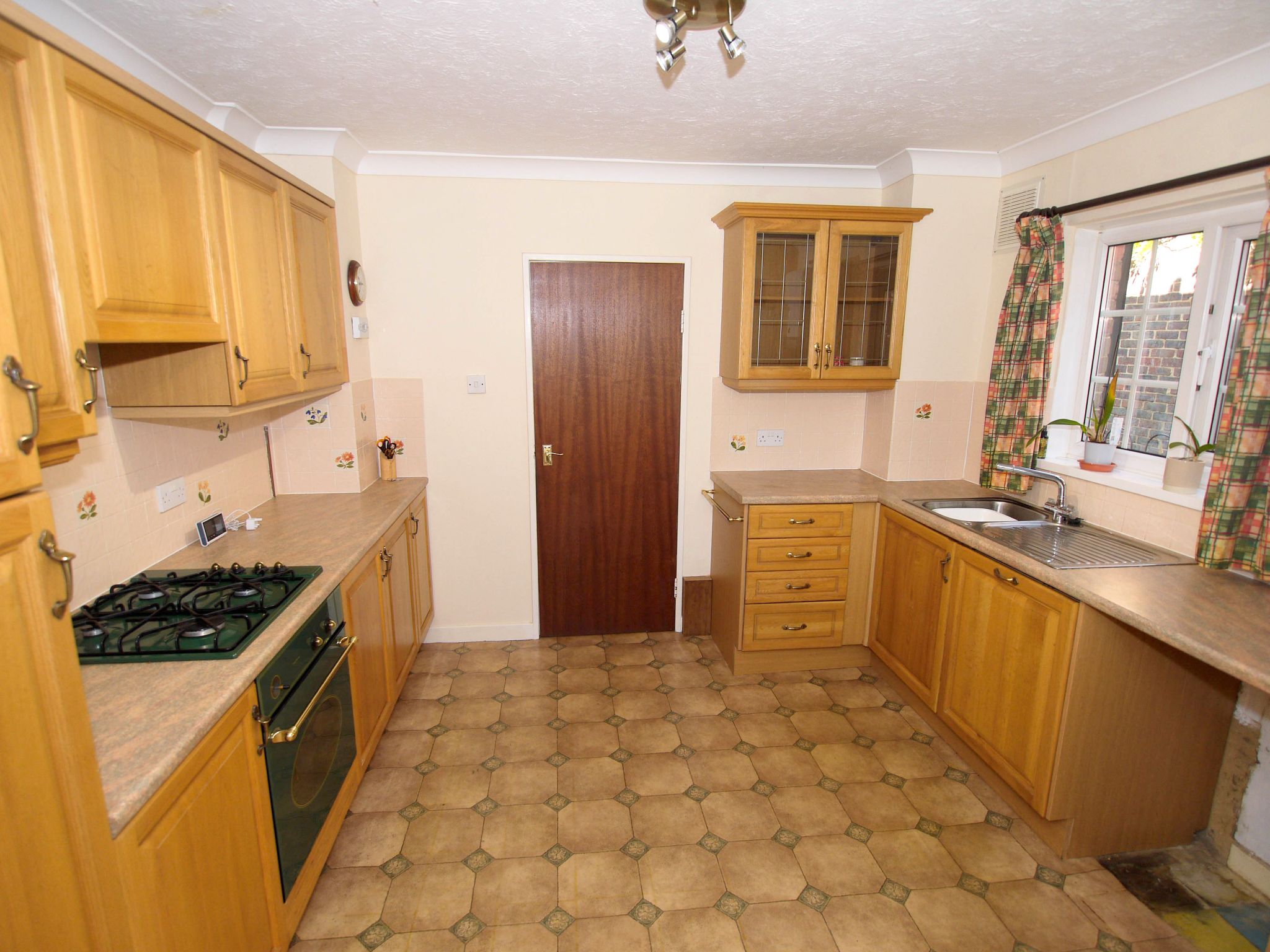 3 bedroom semi-detached house Sold in Sevenoaks - Photograph 6