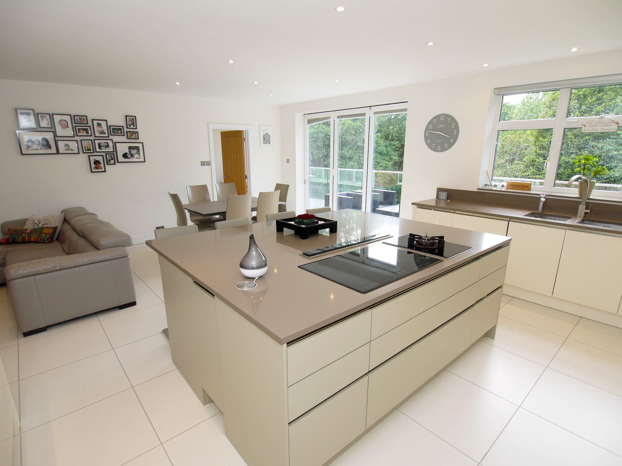 6 bedroom detached house Sold in Sevenoaks - Photograph 7