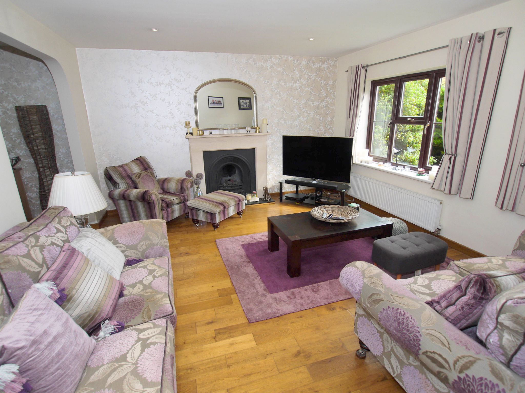6 bedroom detached house Sold in Near Tonbridge - Photograph 3