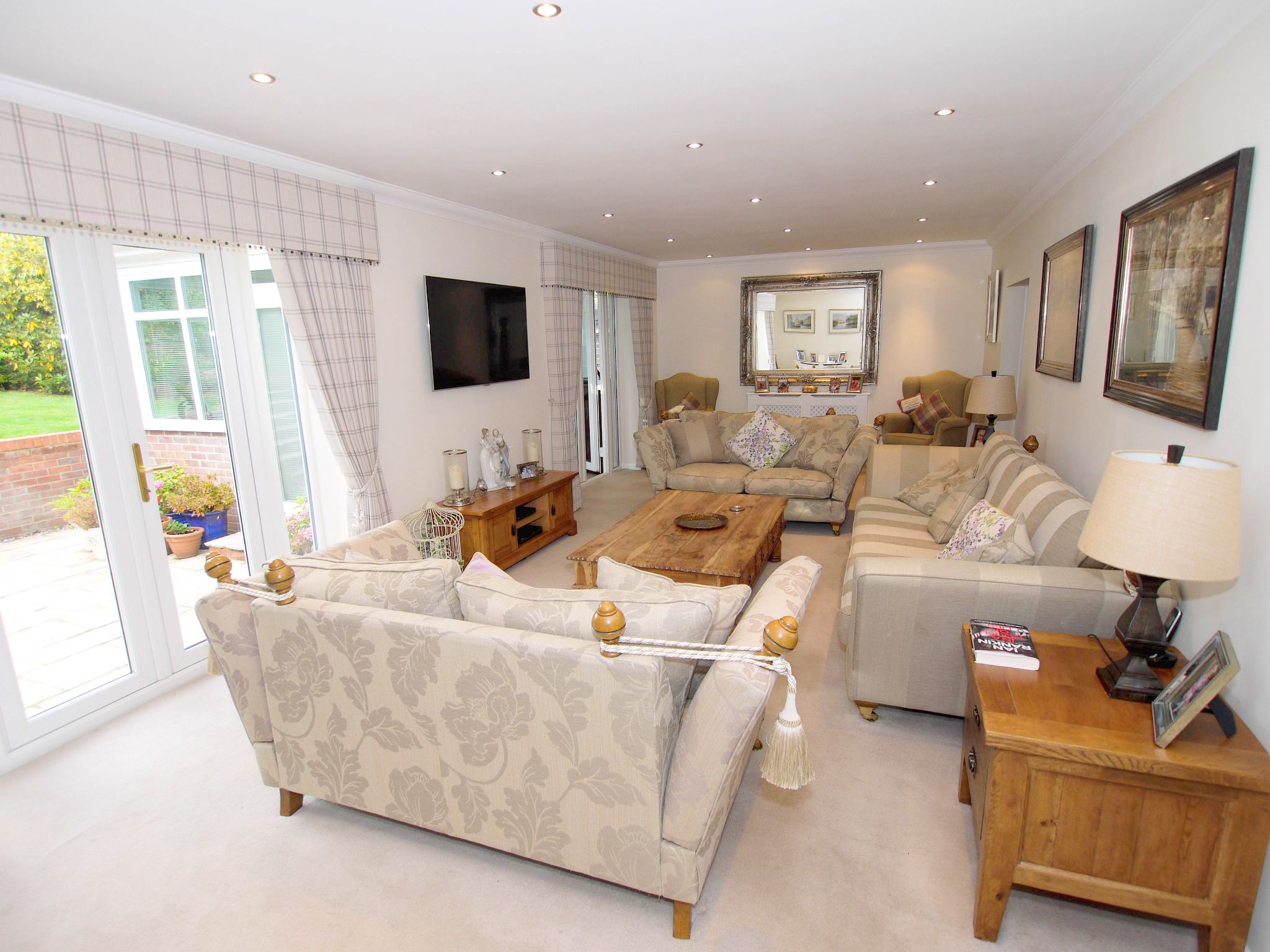 3 bedroom detached house Sold in Sevenoaks - Photograph 3