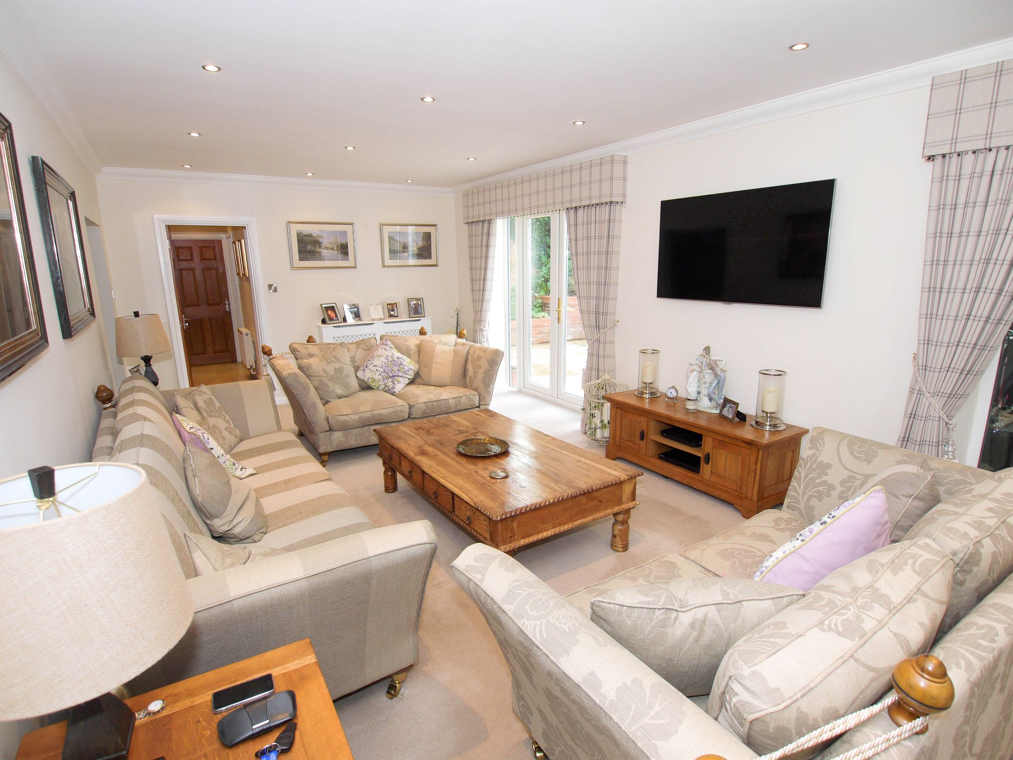 3 bedroom detached house Sold in Sevenoaks - Photograph 2