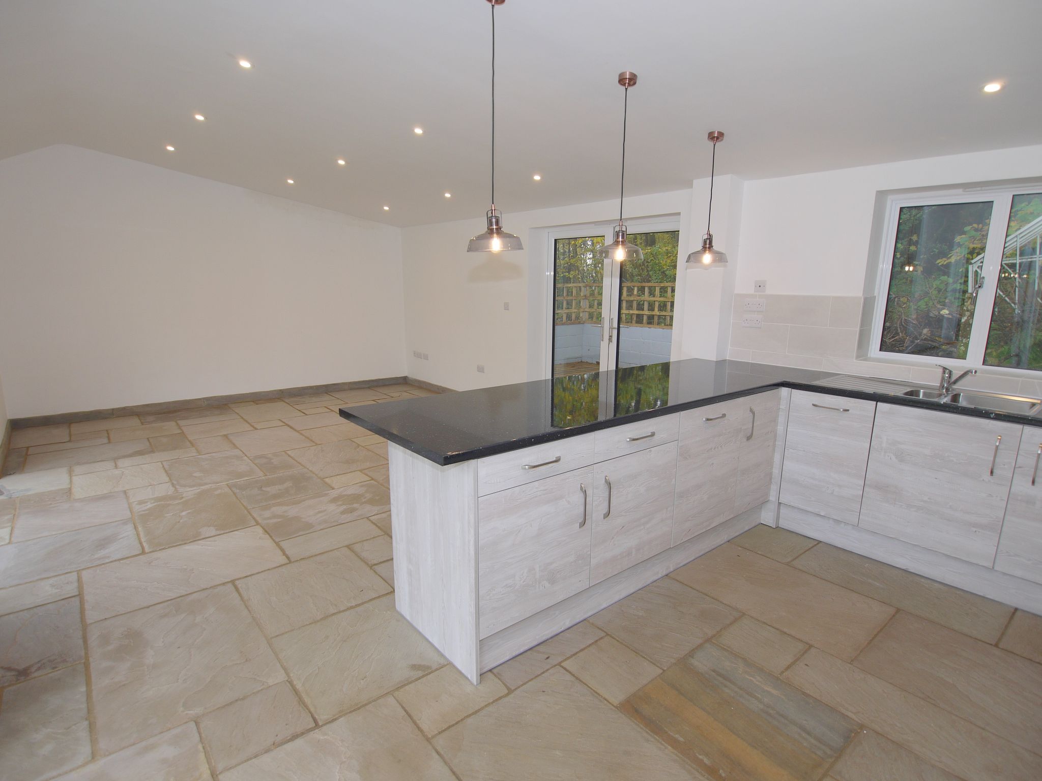 3 bedroom detached house Sold in Sevenoaks - Photograph 3