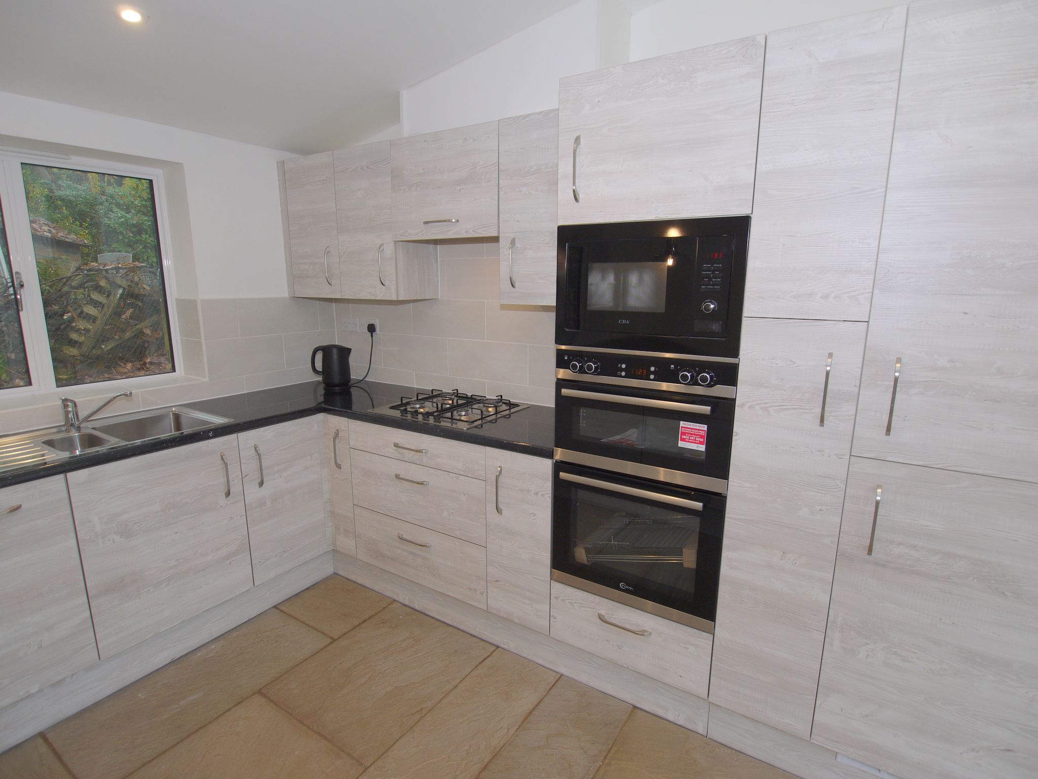 3 bedroom detached house Sold in Sevenoaks - Photograph 4