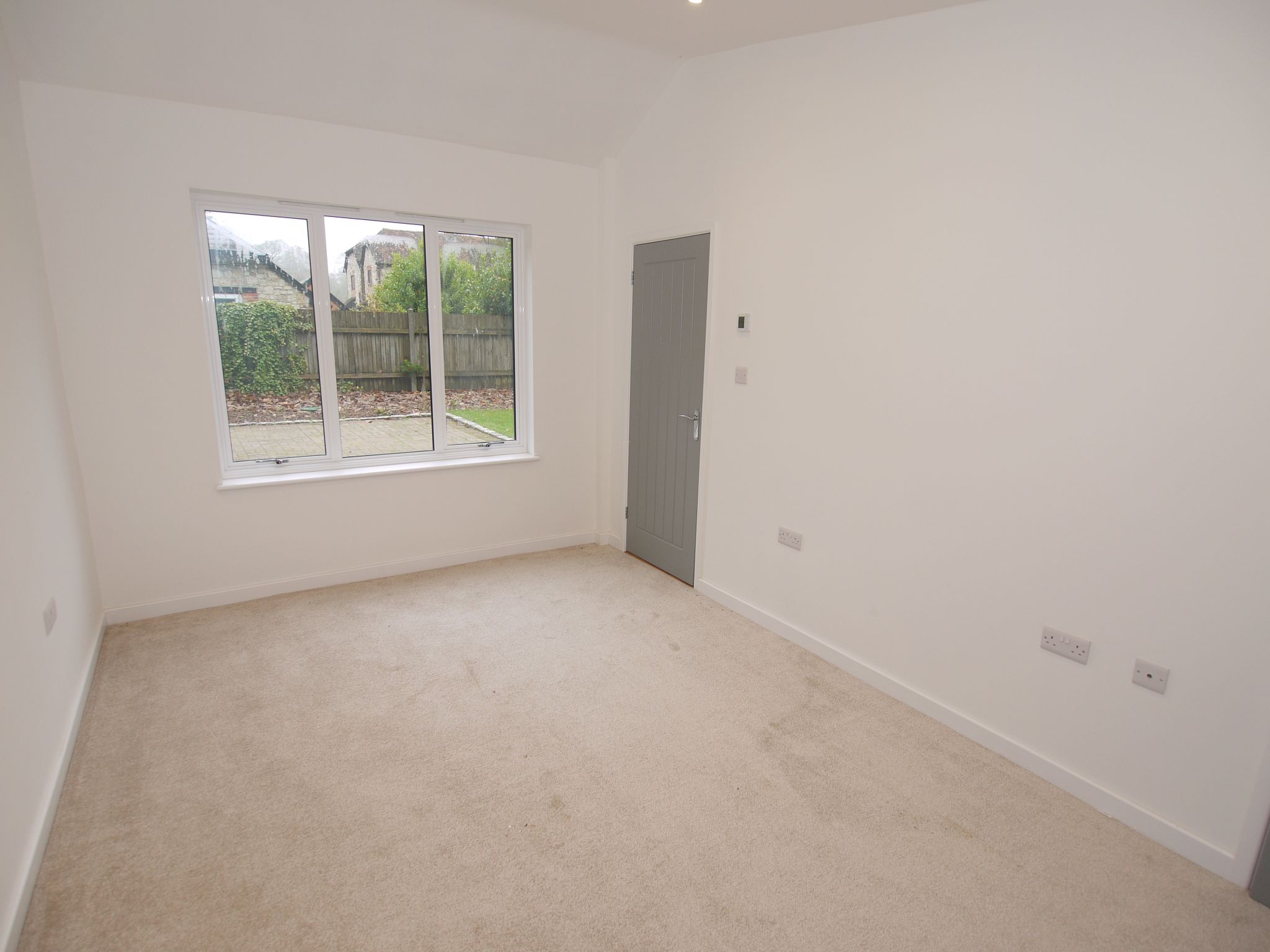 3 bedroom detached house Sold in Sevenoaks - Photograph 6