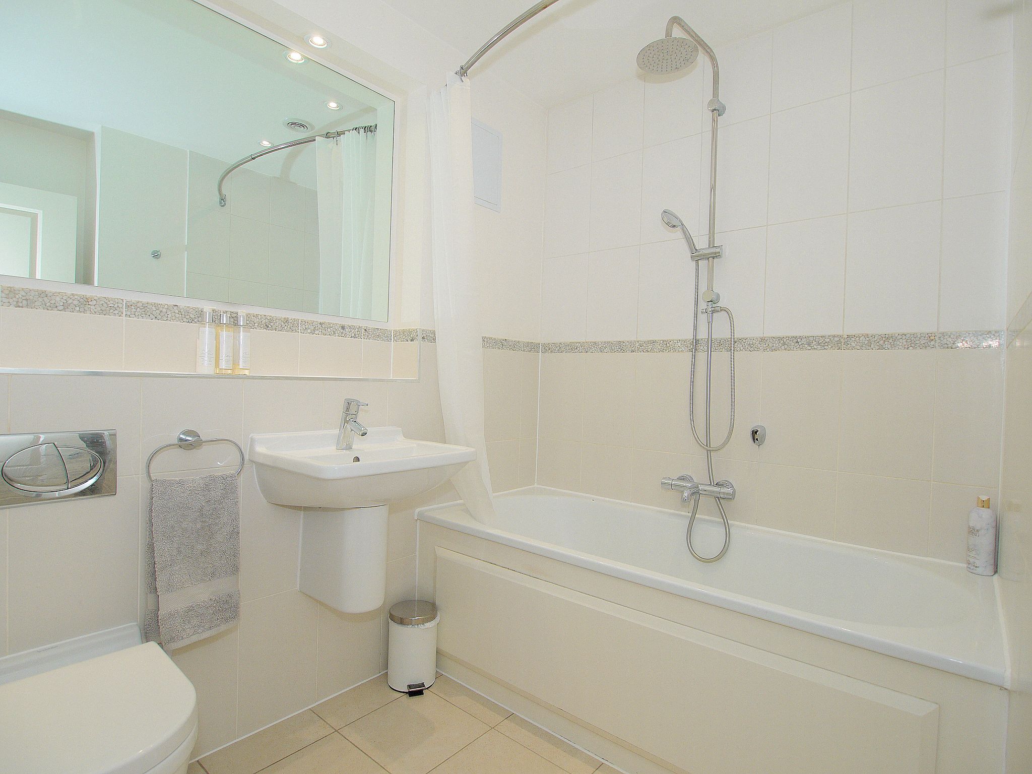 3 bedroom mid terraced house Sold in Sevenoaks - Photograph 6