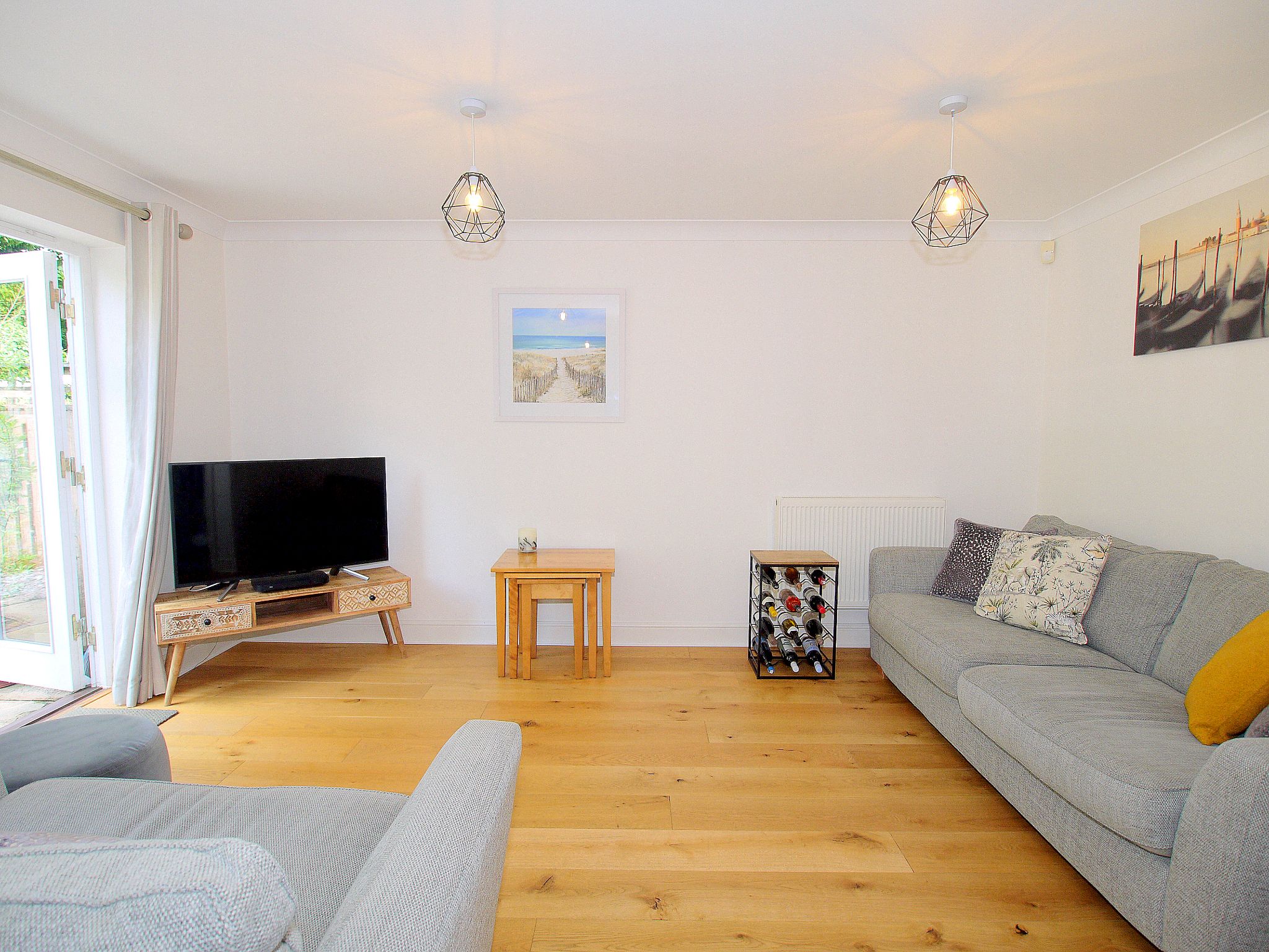 3 bedroom mid terraced house Sold in Sevenoaks - Photograph 2