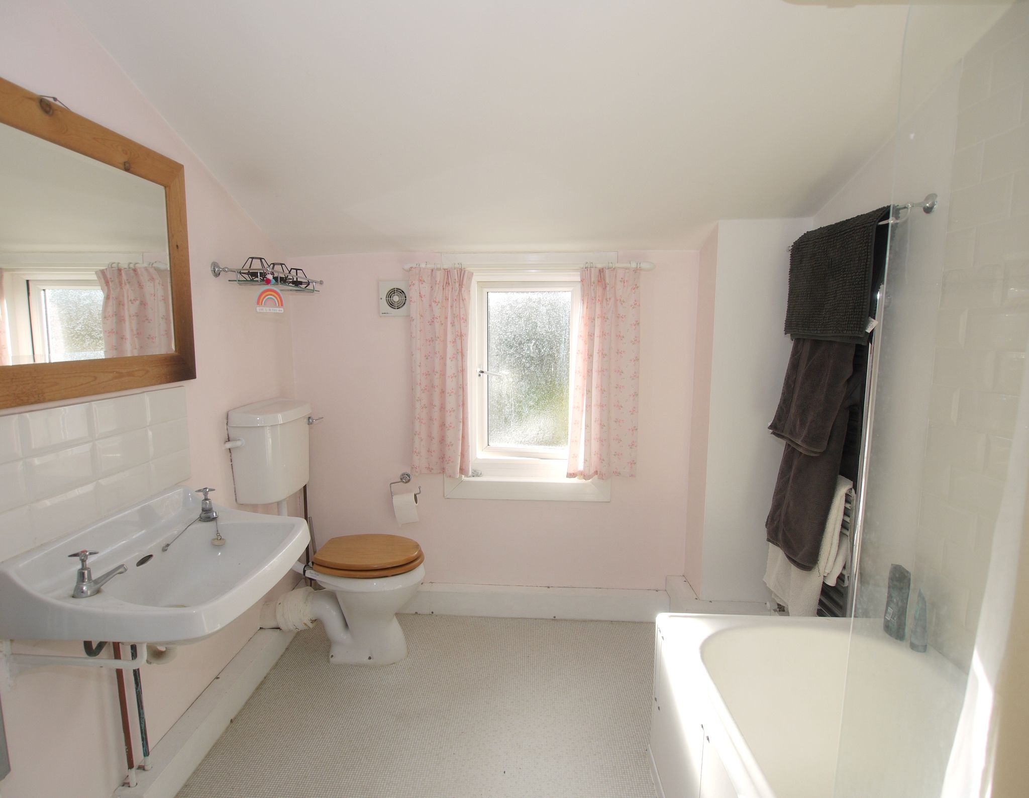 2 bedroom mid terraced house Sold in Sevenoaks - Photograph 7