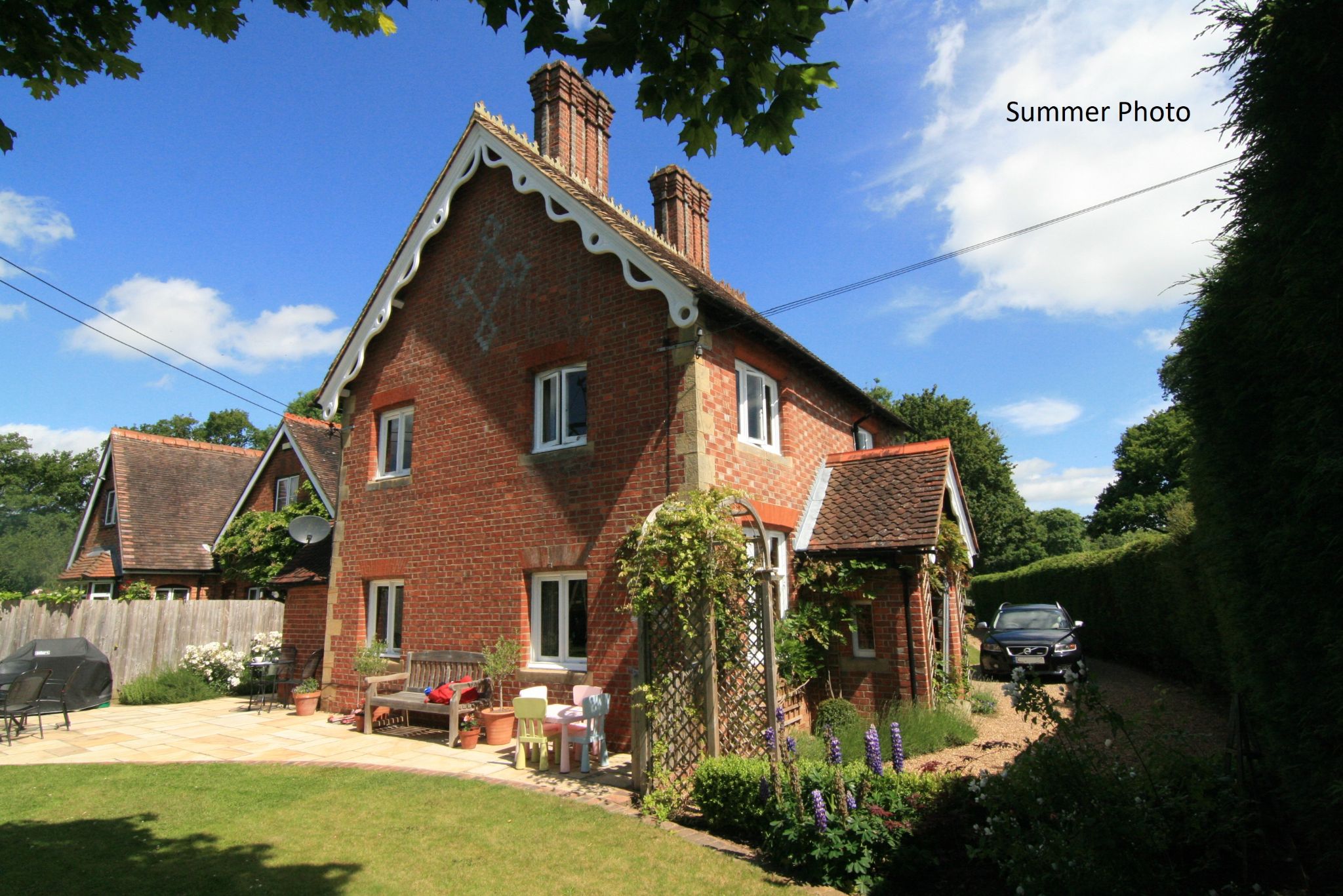 3 bedroom detached house Sold in Tonbridge - Photograph 1