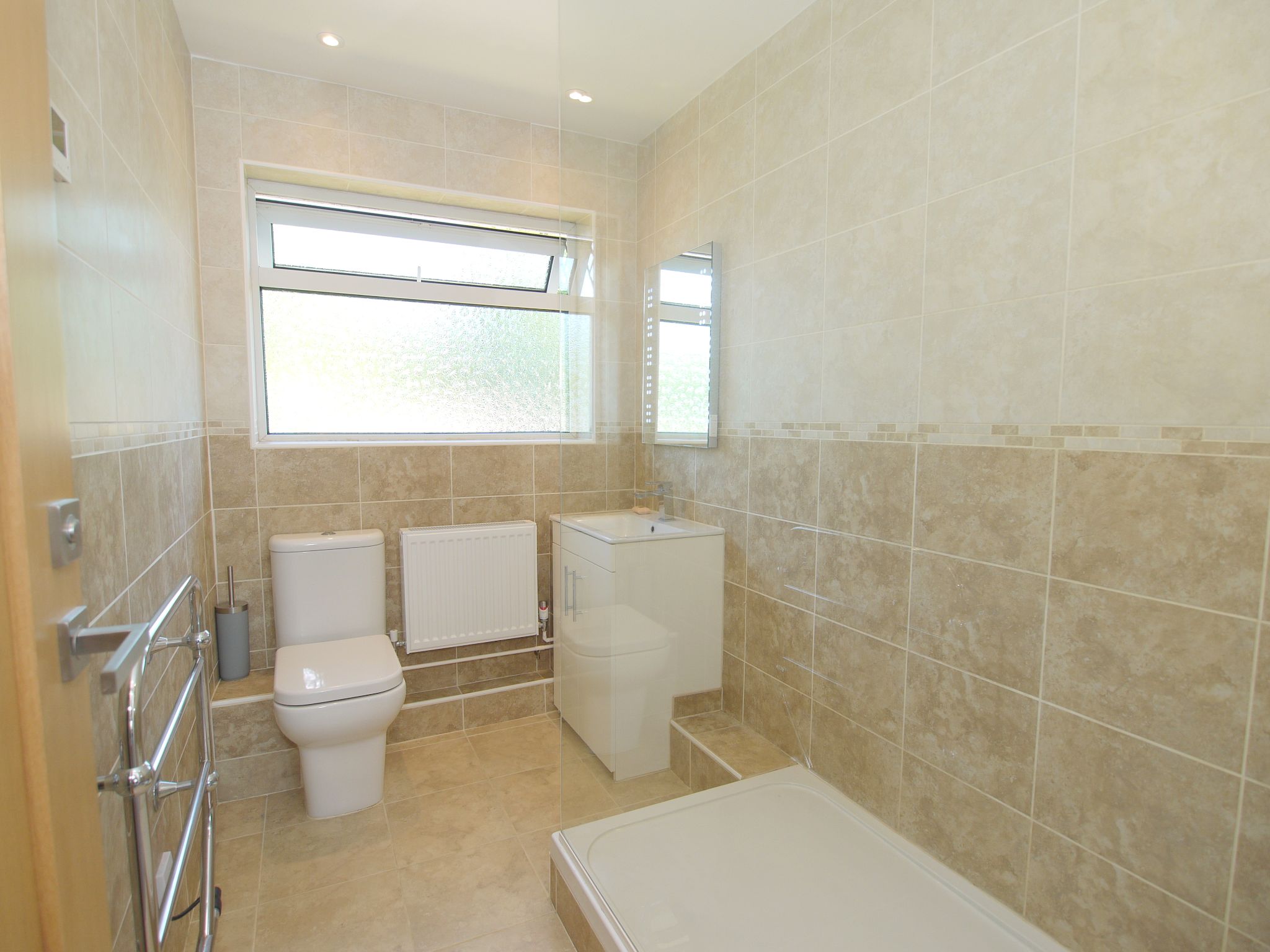 2 bedroom apartment Sold in Sevenoaks - Photograph 6