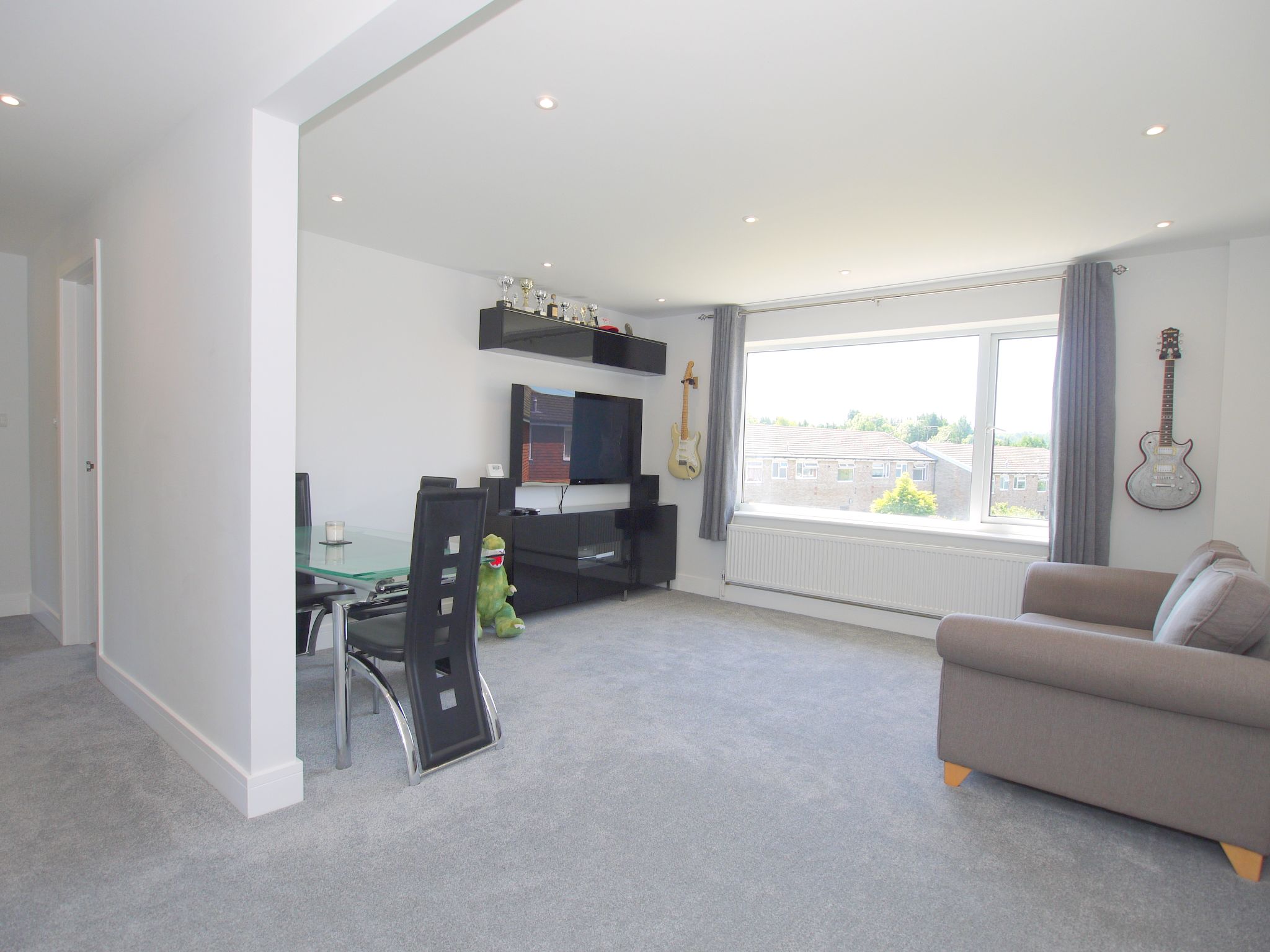 2 bedroom apartment Sold in Sevenoaks - Photograph 2