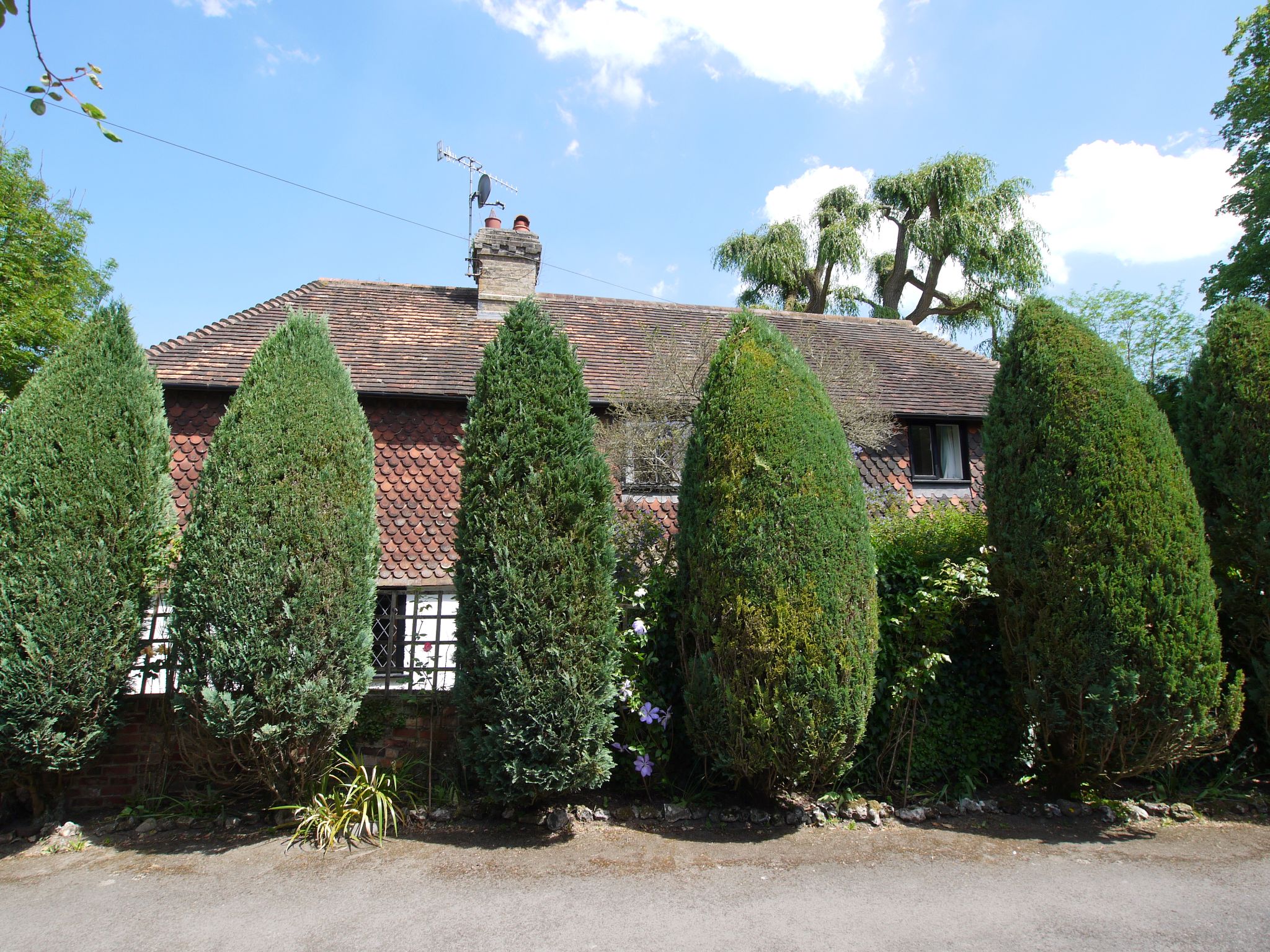2 bedroom detached house Sold in Sevenoaks - Photograph 1