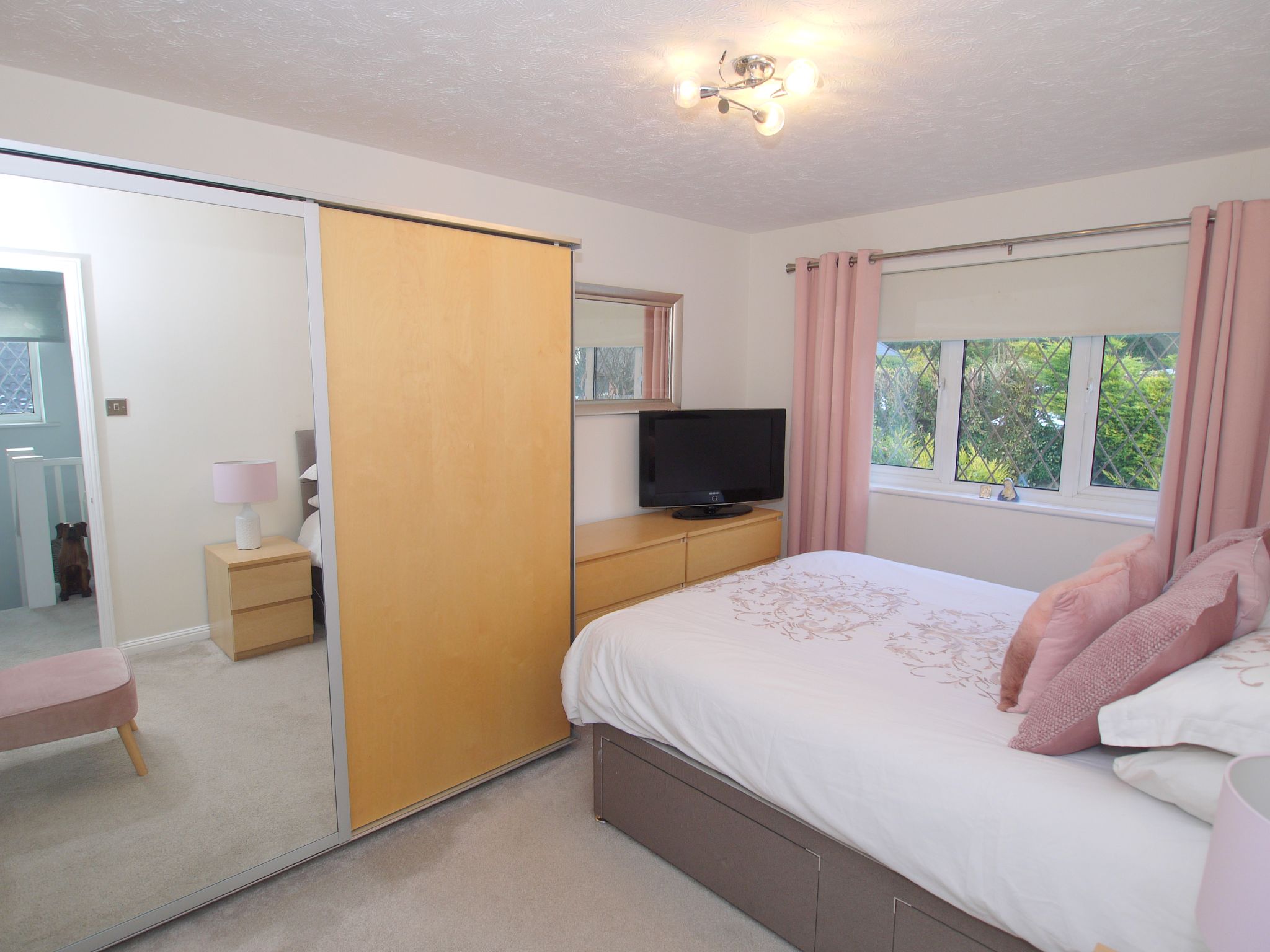 4 bedroom detached house Sold in Sevenoaks - Photograph 6