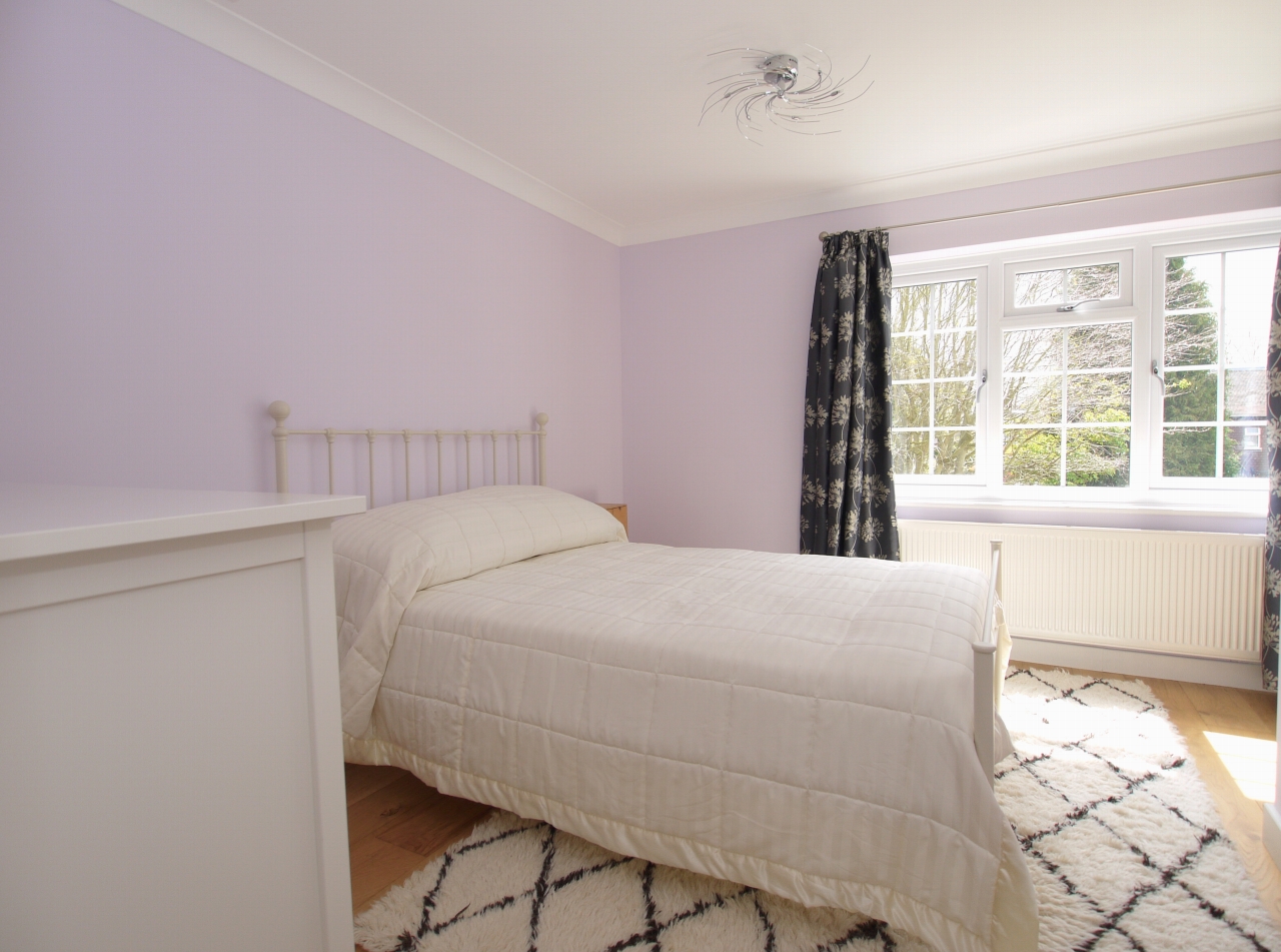 4 bedroom detached house Sold in Sevenoaks - Photograph 13