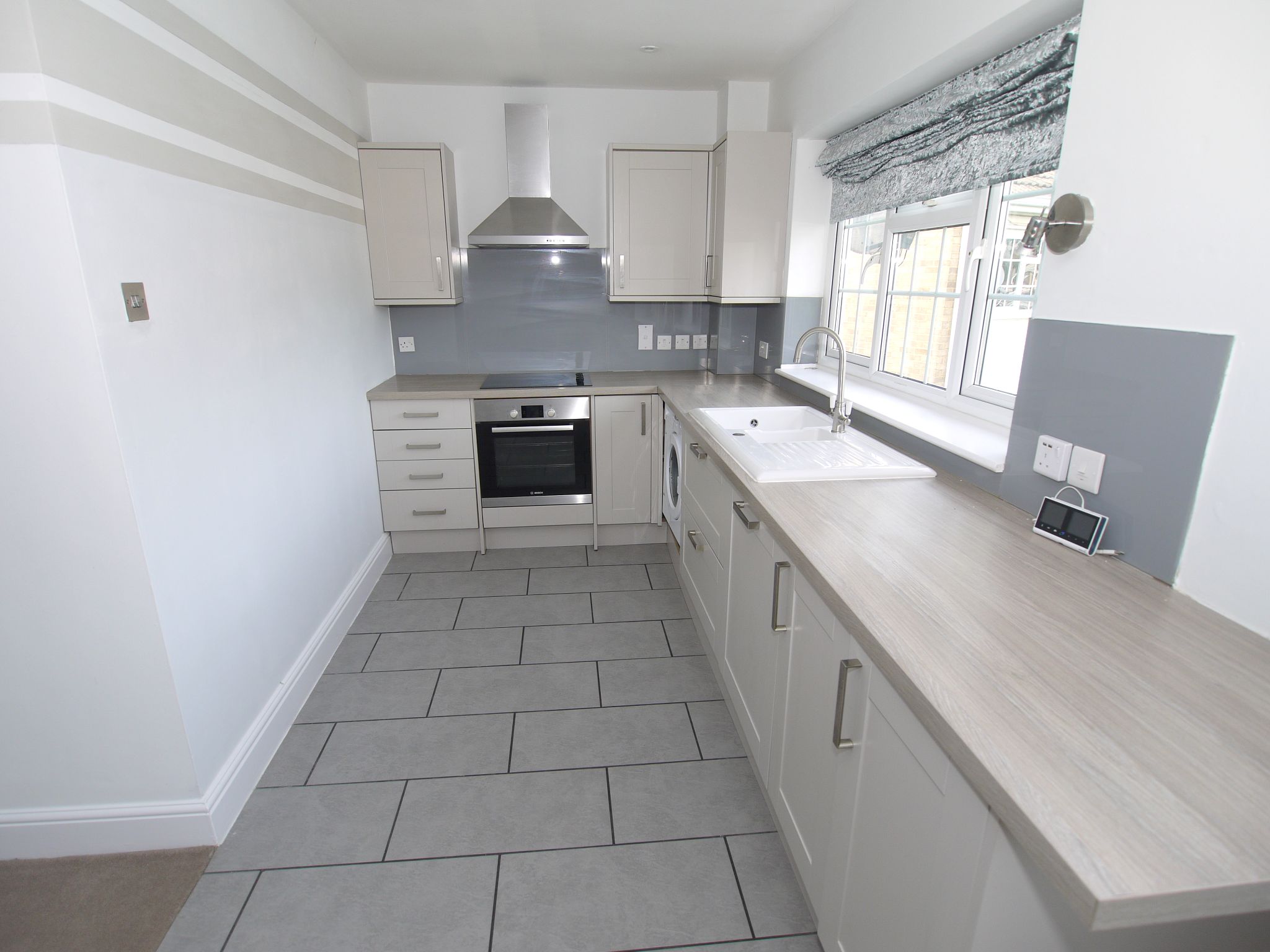 2 bedroom apartment Sold in Sevenoaks - Photograph 3