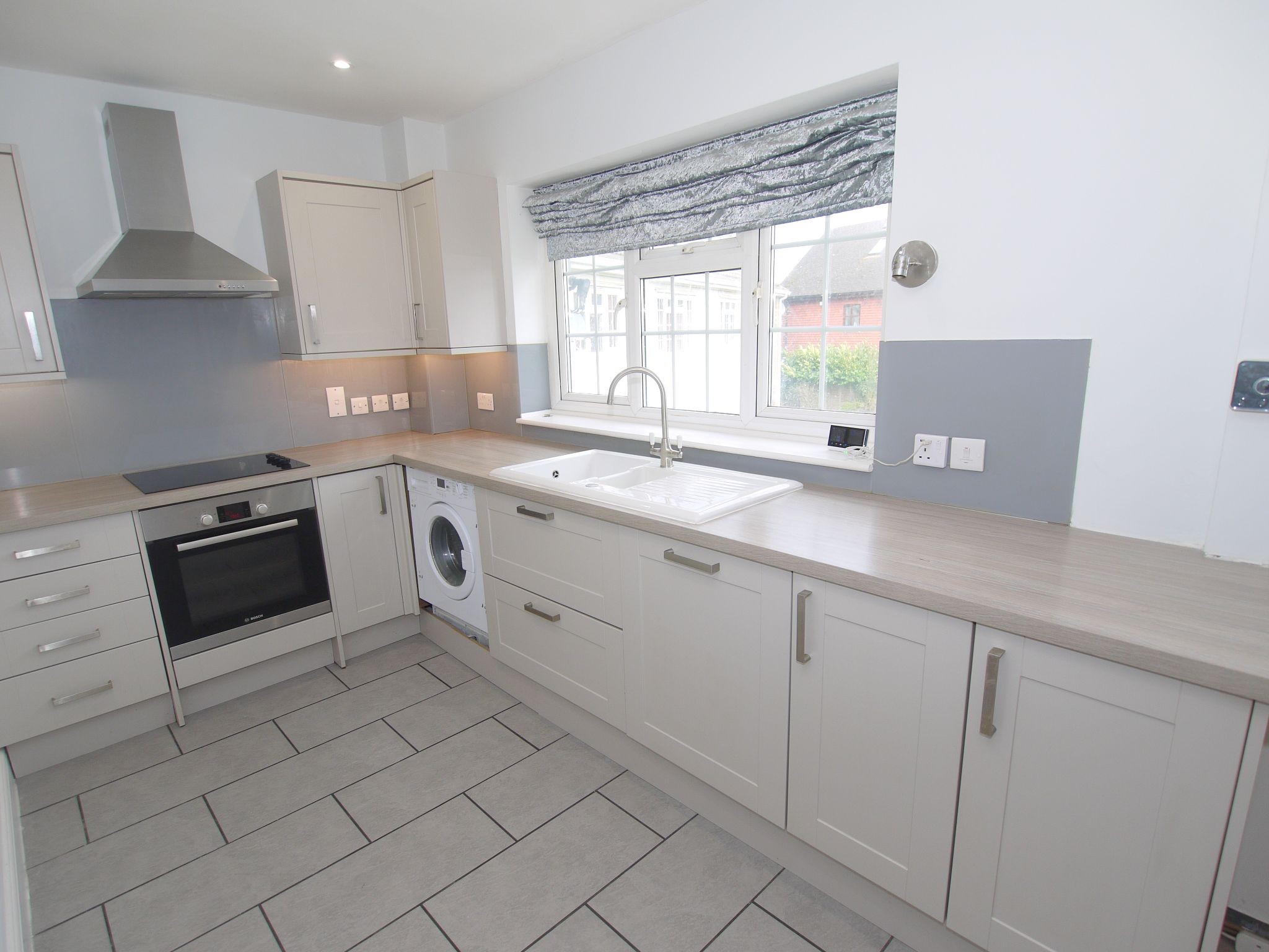 2 bedroom apartment Sold in Sevenoaks - Photograph 2