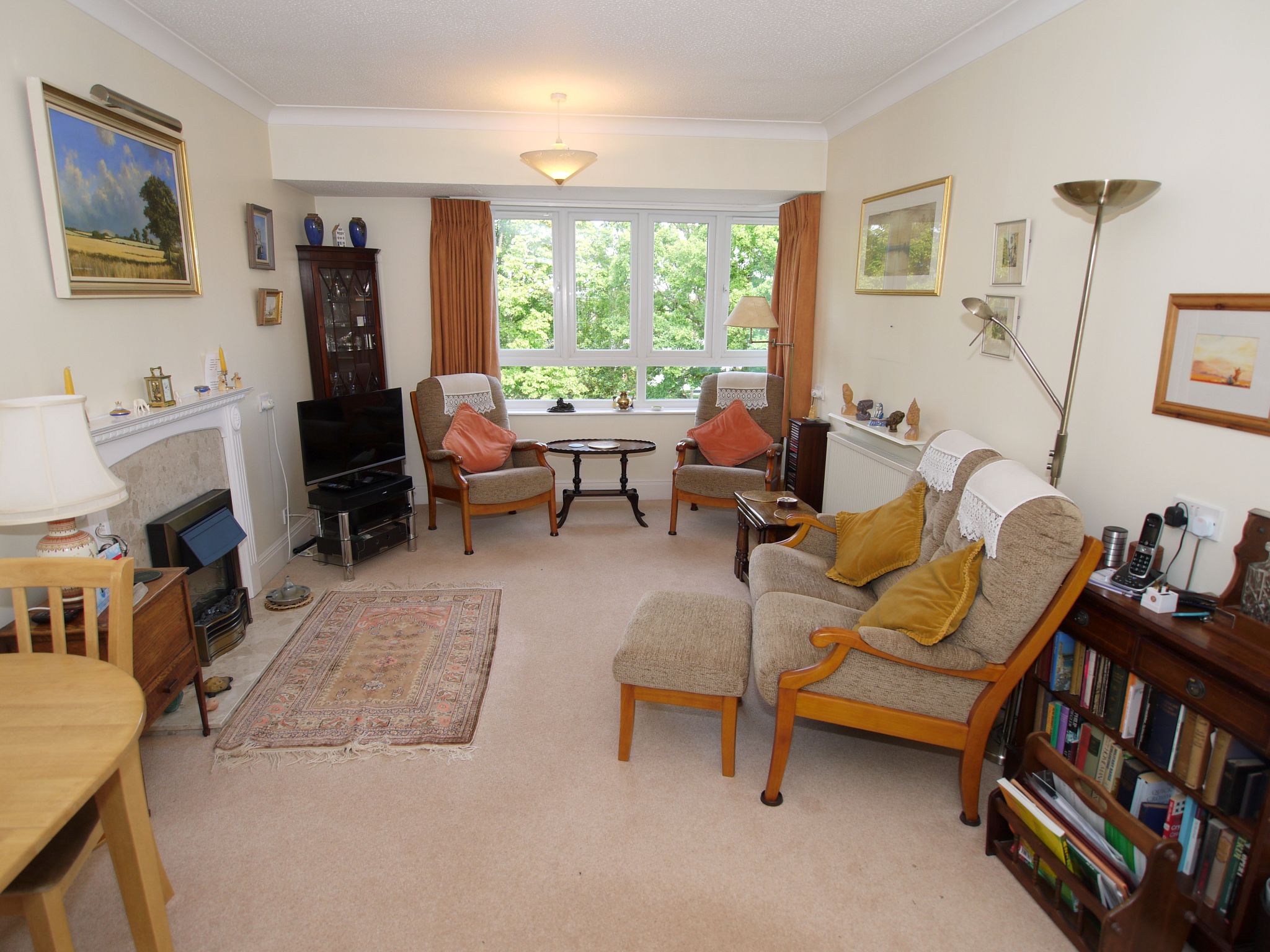 2 bedroom apartment Sold in Sevenoaks - Photograph 2