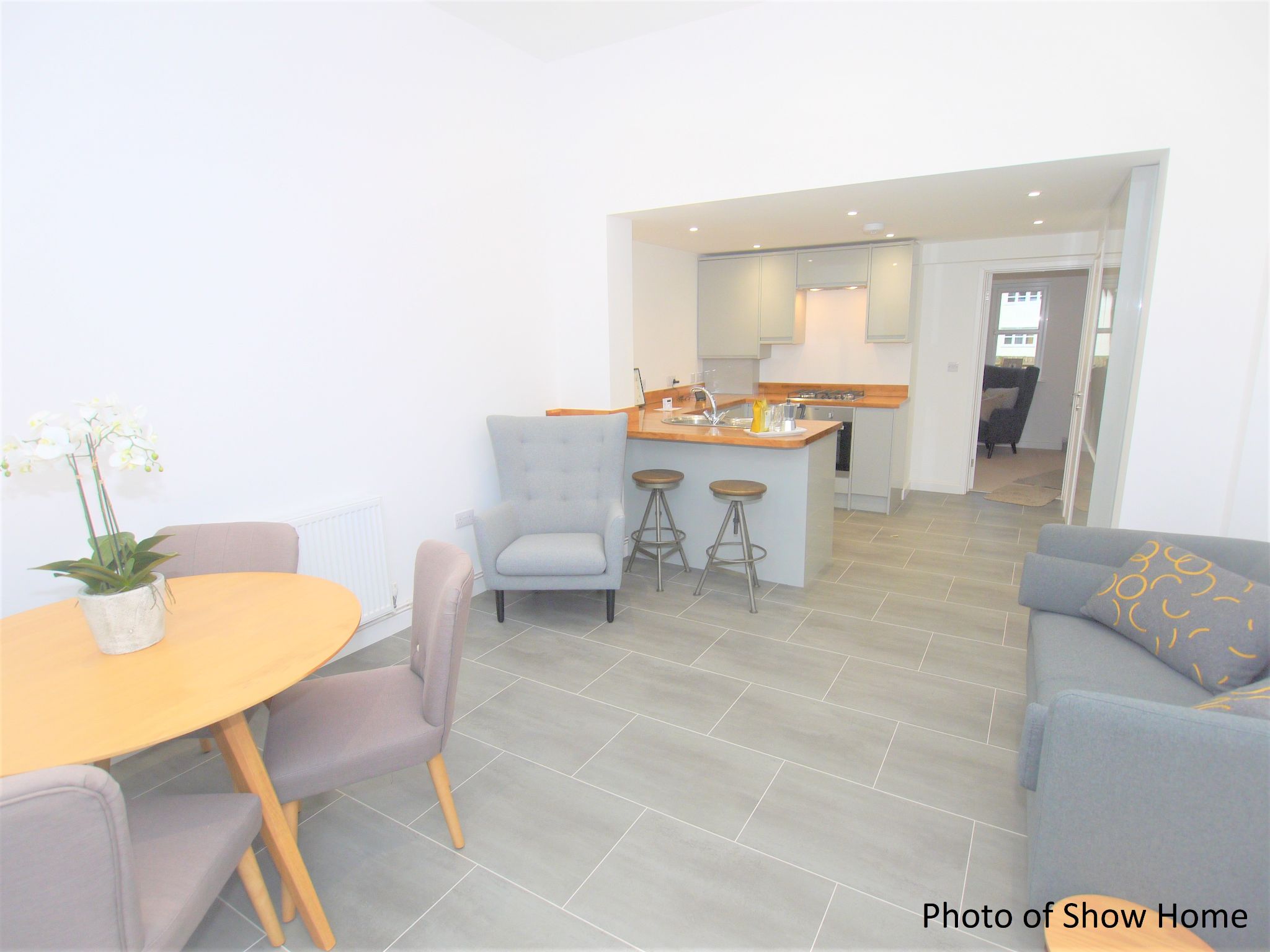 3 bedroom mid terraced house Sold in Tonbridge - Photograph 3