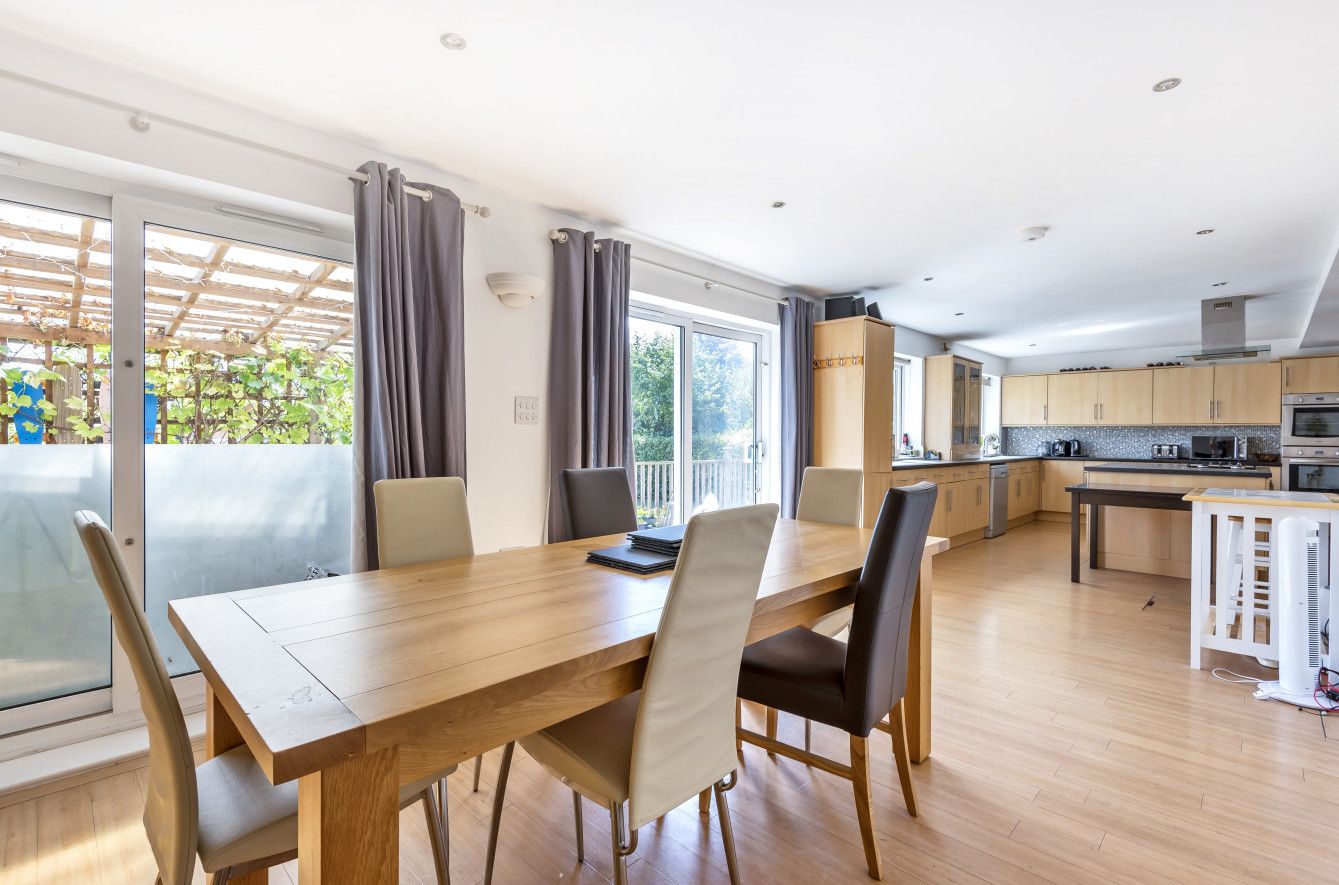 4 bedroom semi-detached house For Sale in Sevenoaks - Photograph 4