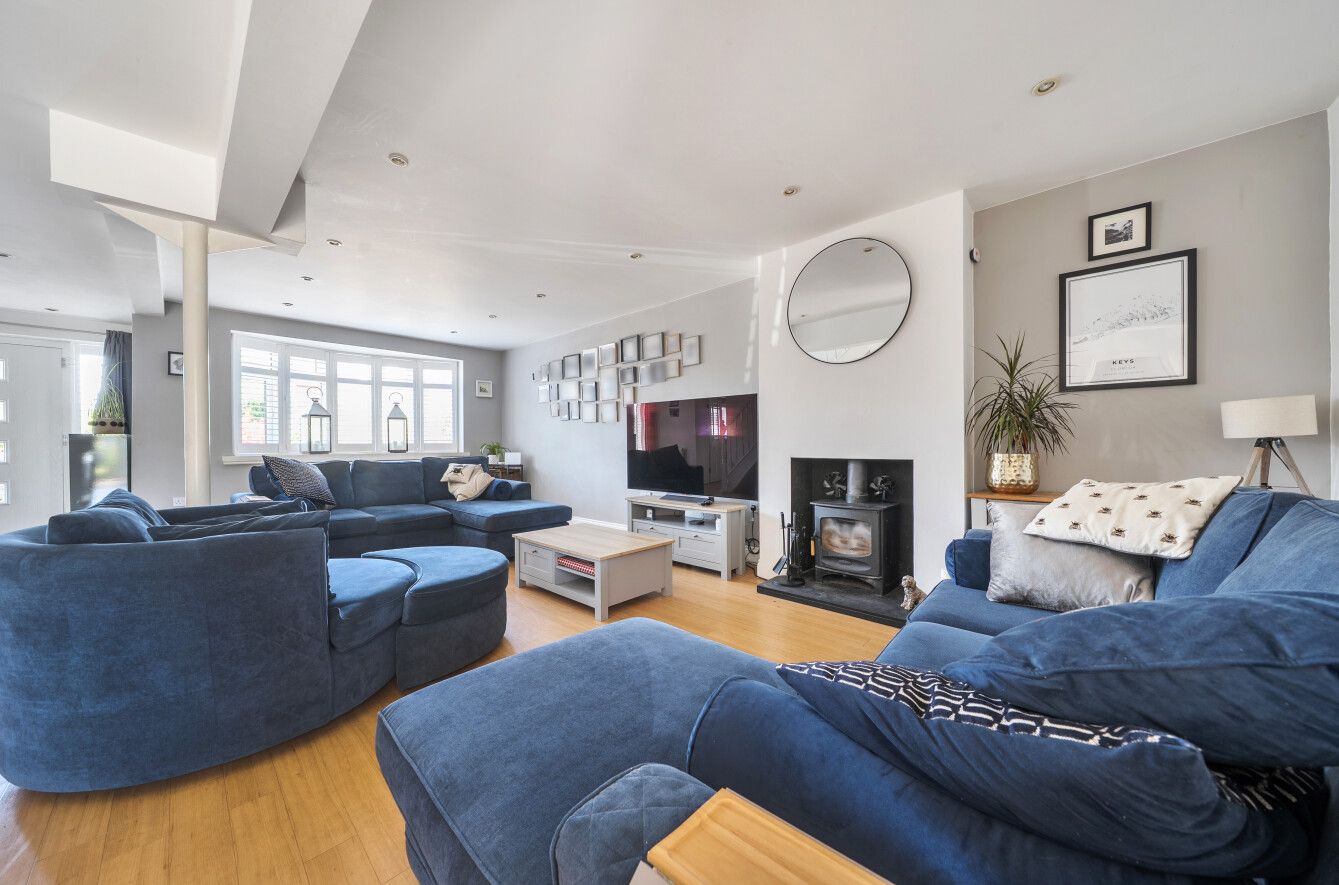 4 bedroom semi-detached house For Sale in Kemsing - Photograph 2