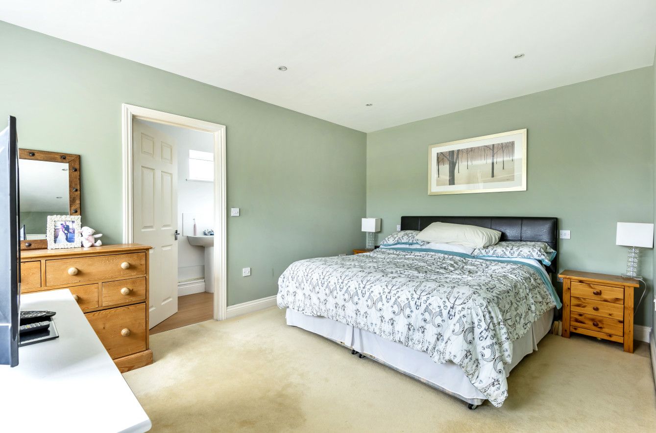 4 bedroom semi-detached house For Sale in Sevenoaks - Photograph 6