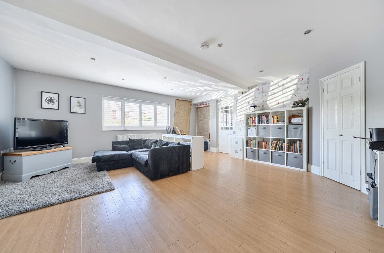 4 bedroom semi-detached house For Sale in Kemsing - Photograph 5