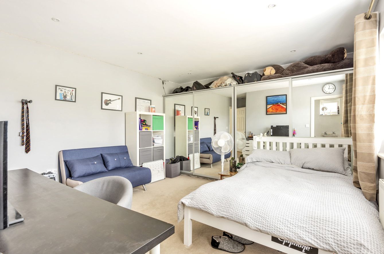 4 bedroom semi-detached house For Sale in Sevenoaks - Photograph 9