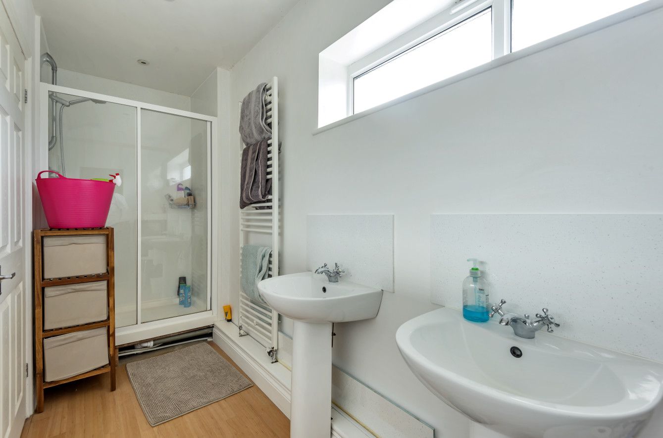 4 bedroom semi-detached house For Sale in Sevenoaks - Photograph 8