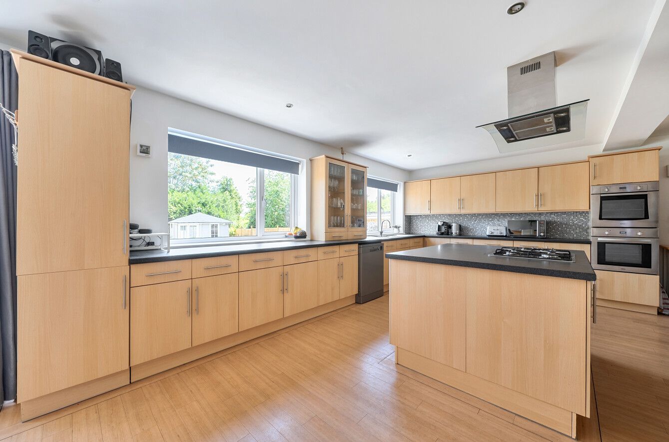 4 bedroom semi-detached house For Sale in Kemsing - Photograph 8